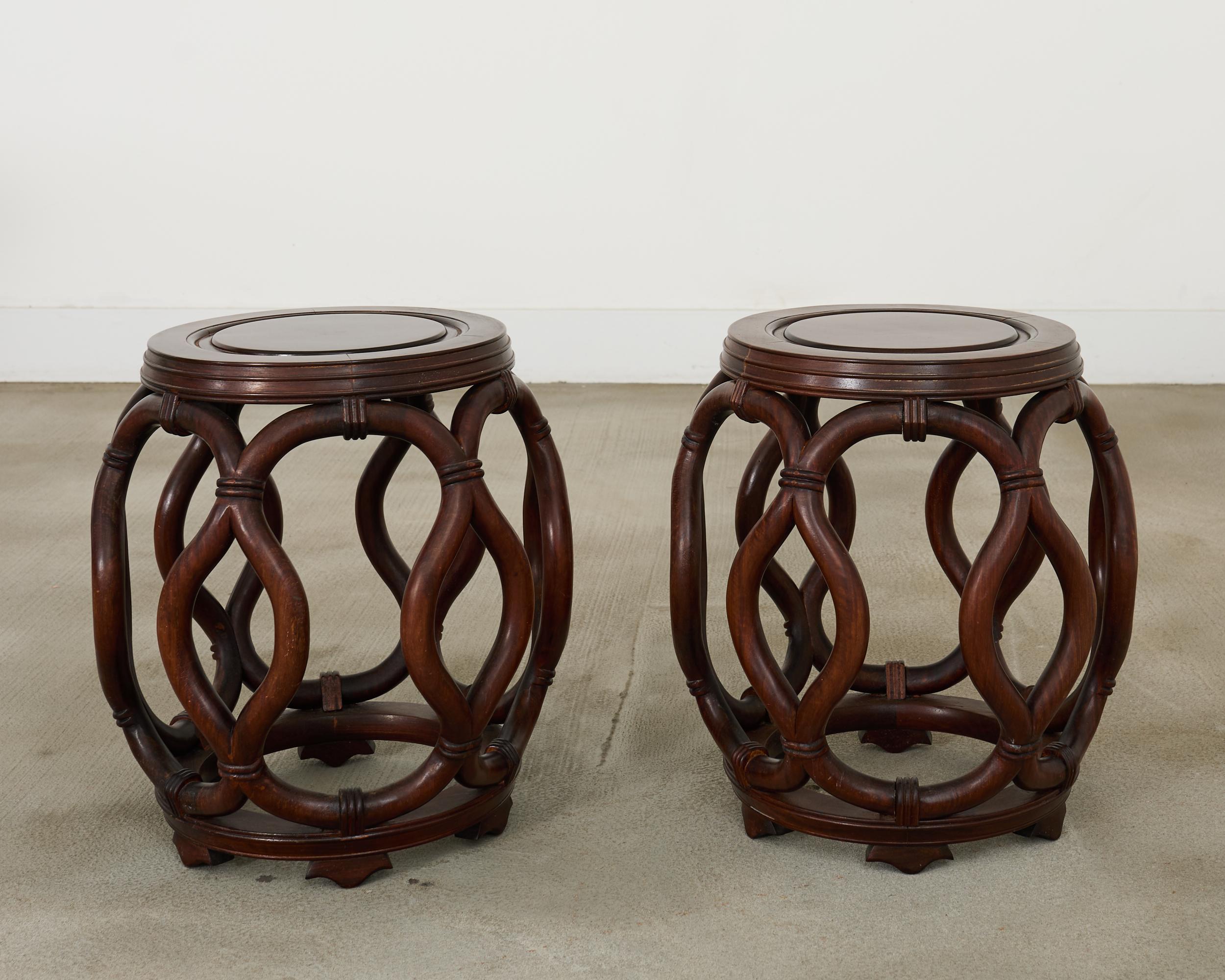 Paire de tabourets ou tables à boire en palissandre de Chine en vente 10