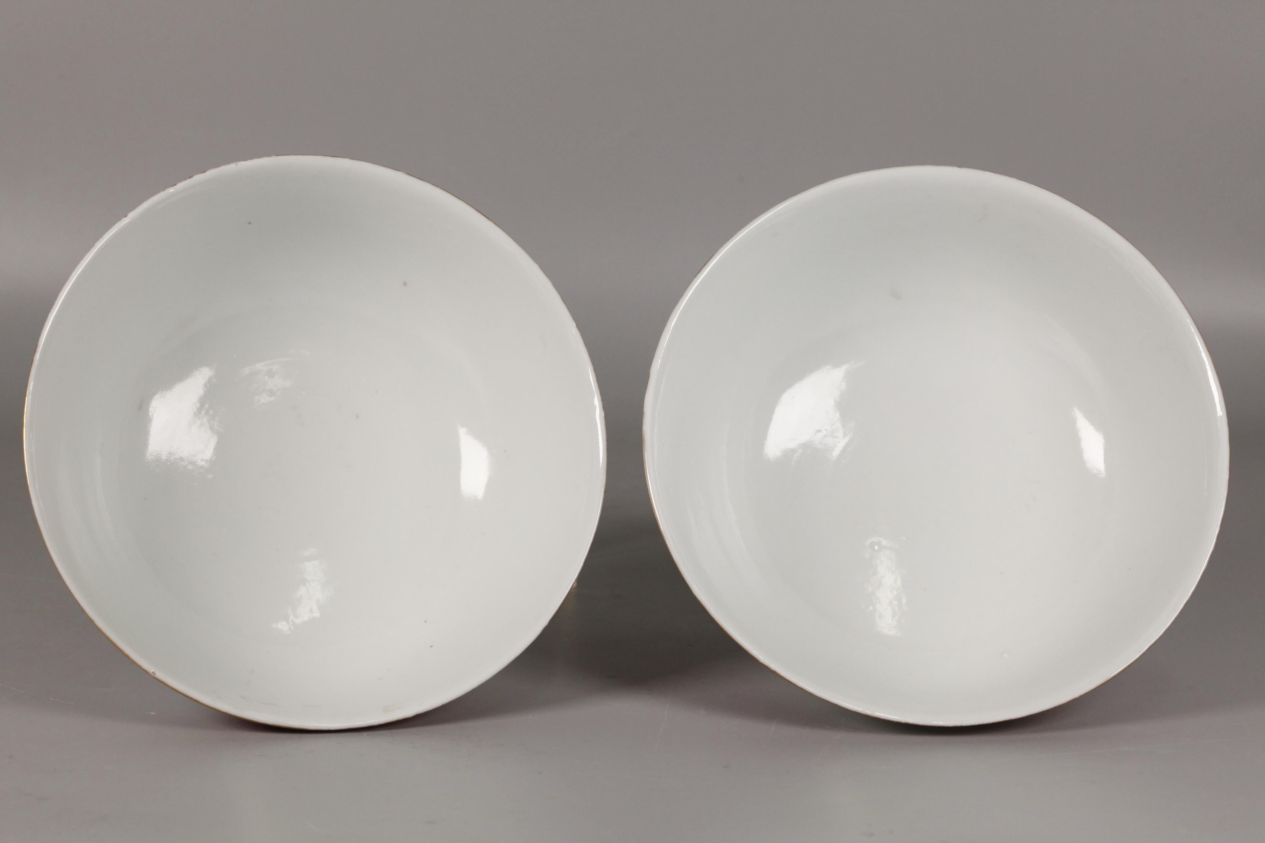 chaque bol en porcelaine incisé de rinceaux floraux et décoré de panneaux circulaires représentant des scènes de paysage