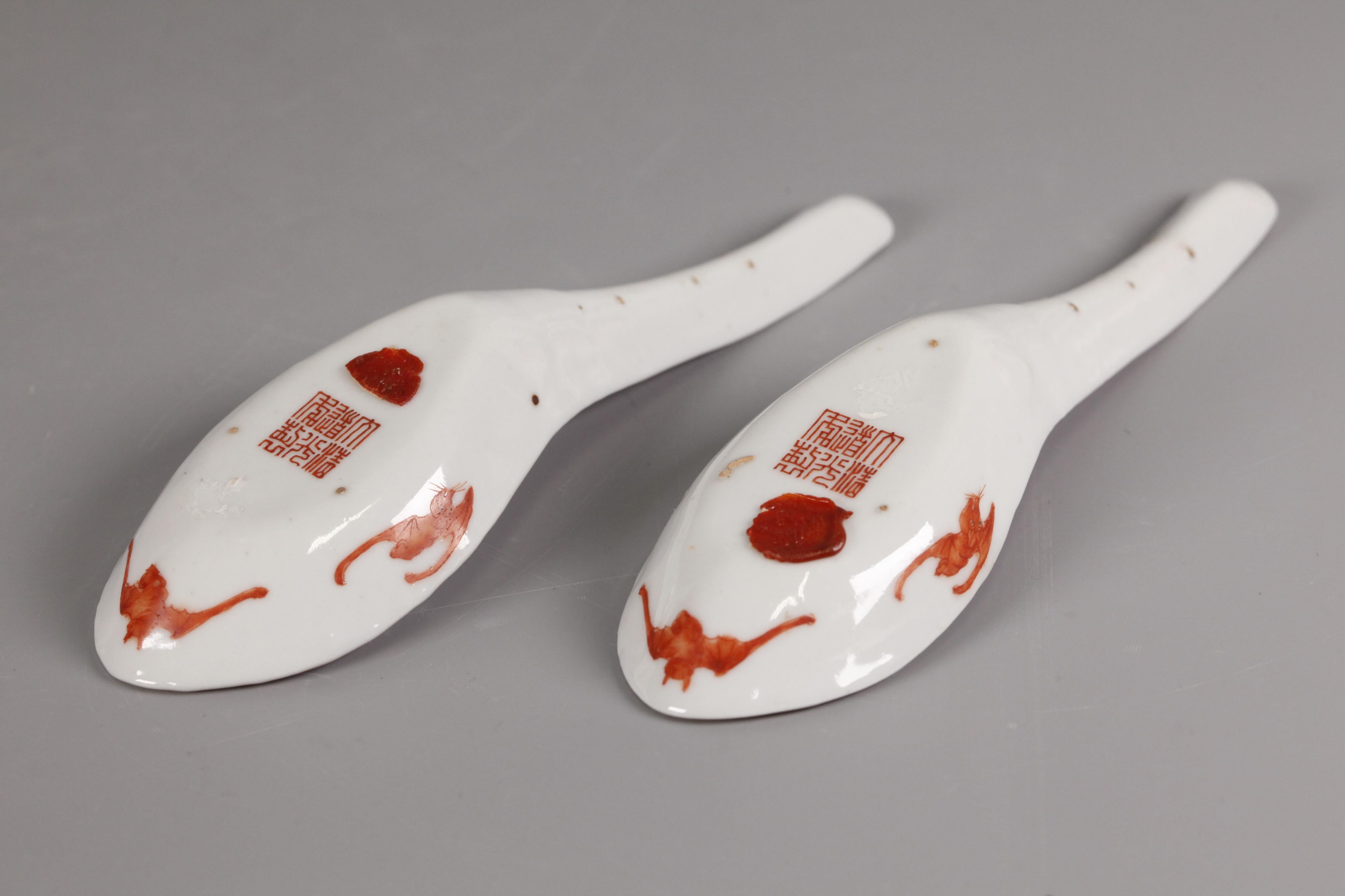 inciso con volute floreali su fondo rubino; motivo floreale; marchio Daoguang sul lato inferiore