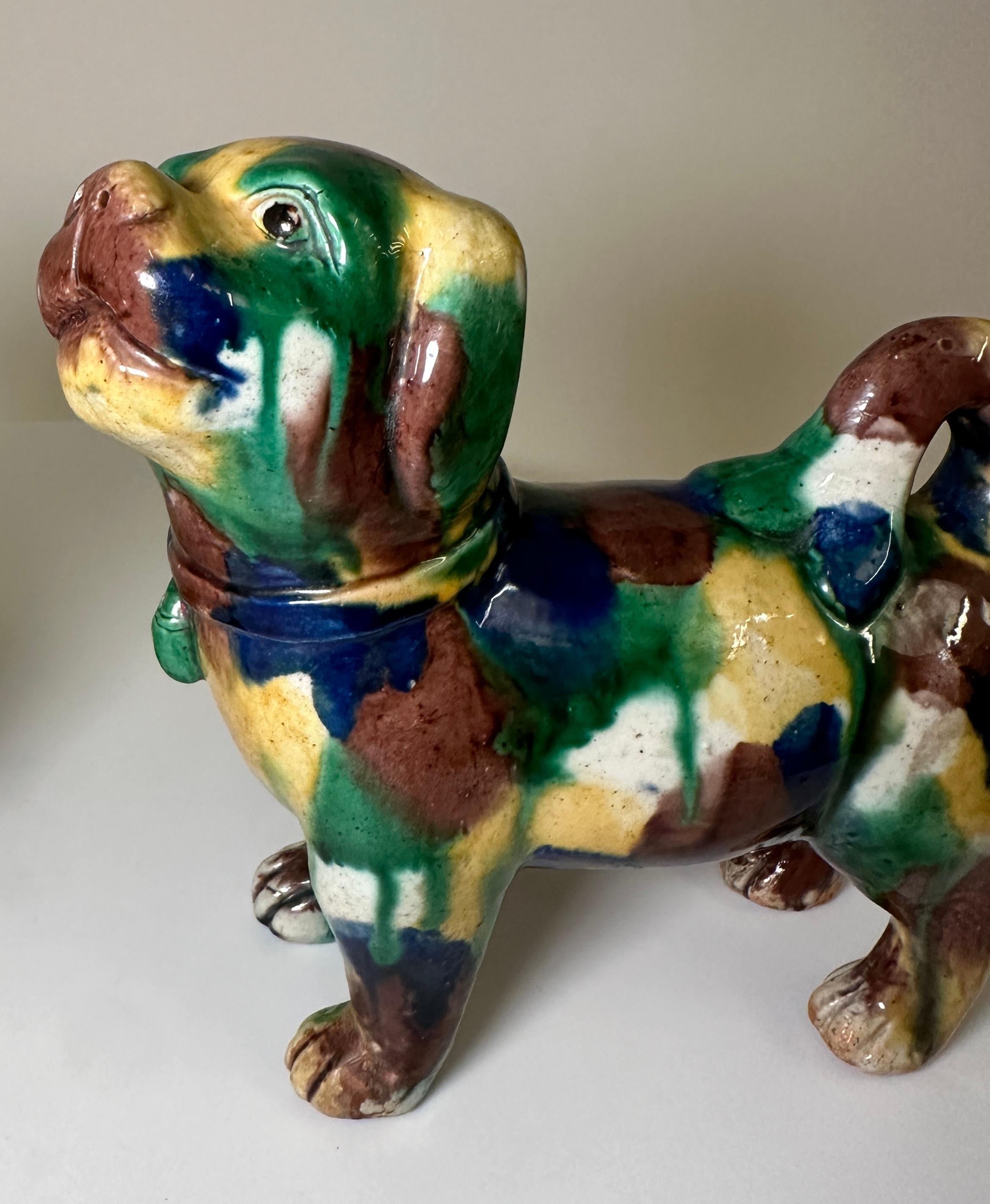 Chinois Paire de chiens chinois à glaçure San-T'Sai, vers 1860 en vente