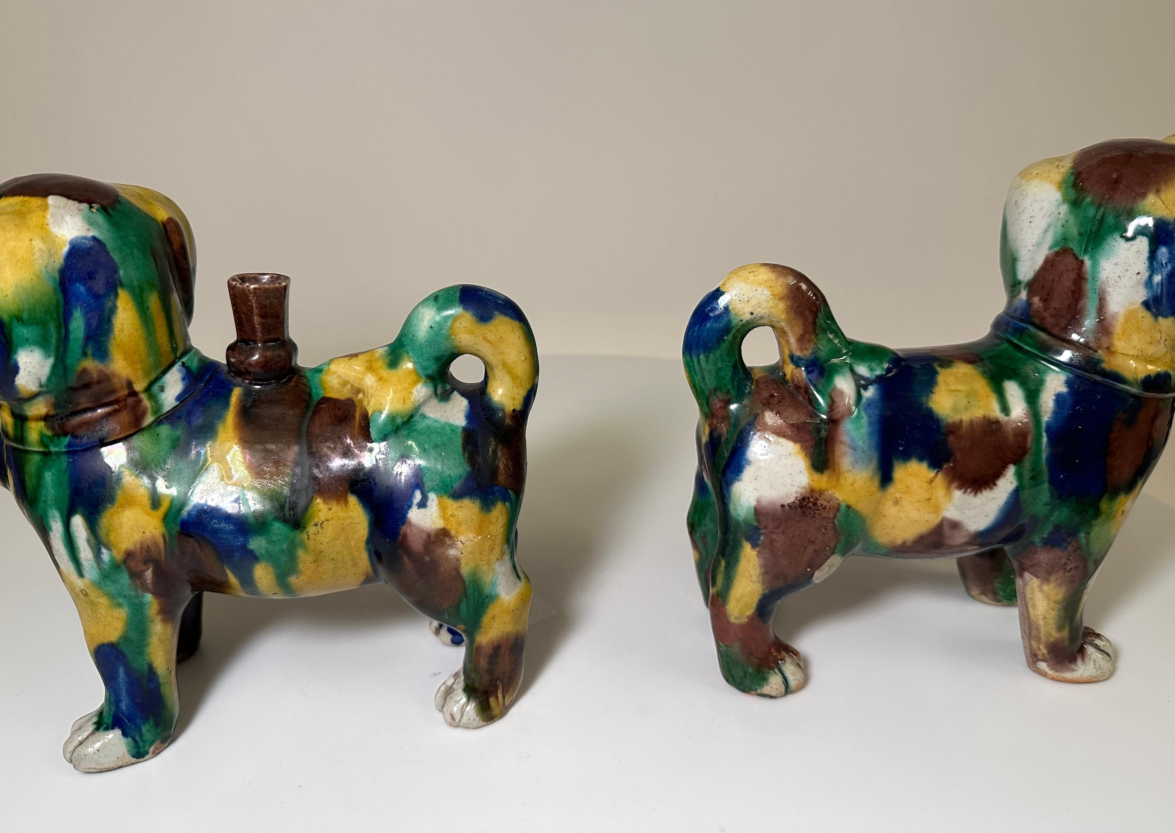 Milieu du XIXe siècle Paire de chiens chinois à glaçure San-T'Sai, vers 1860 en vente