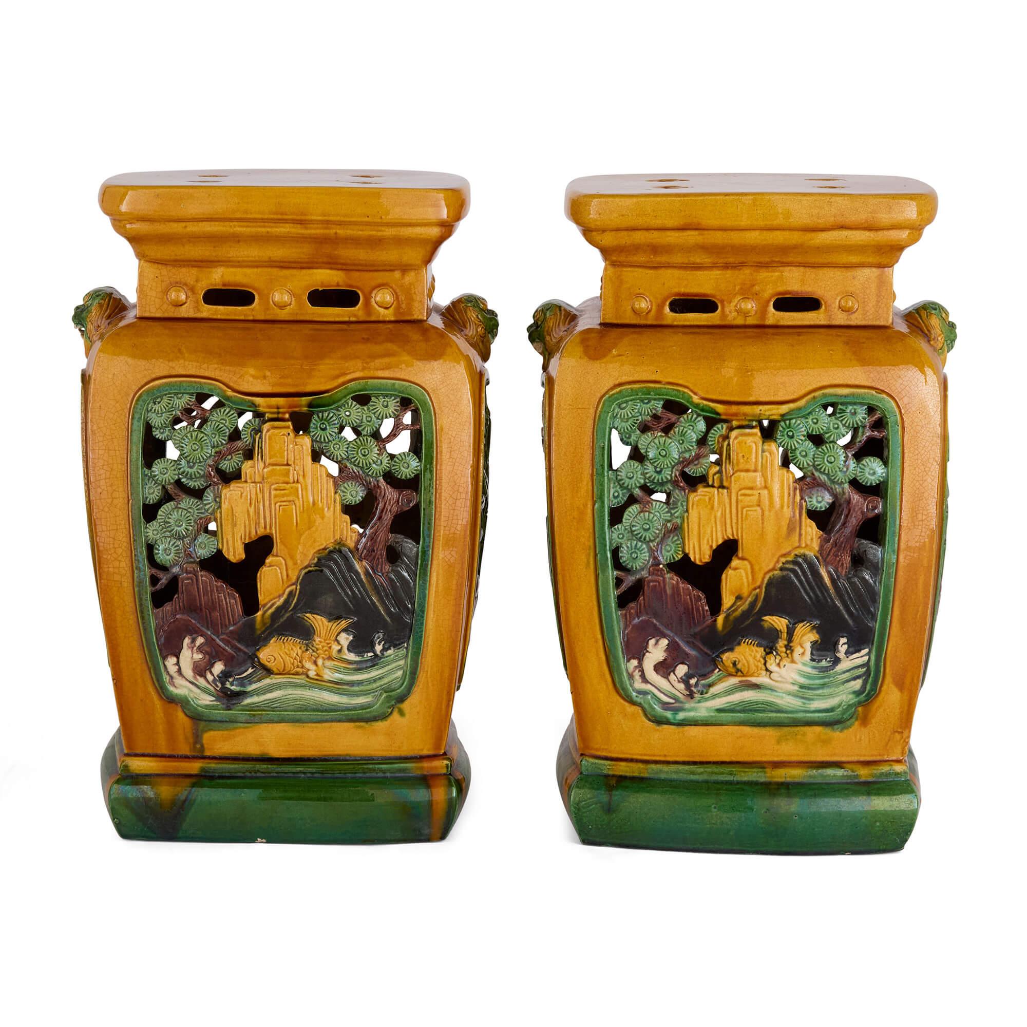 Coppia di sedili cinesi in terracotta smaltata Sancai
Cinese, inizio XX secolo
Altezza 50cm, larghezza 32cm, profondità 26cm

Questa eccezionale coppia di sedili in terracotta dell'inizio del XX secolo mette in mostra la tradizione della smaltatura