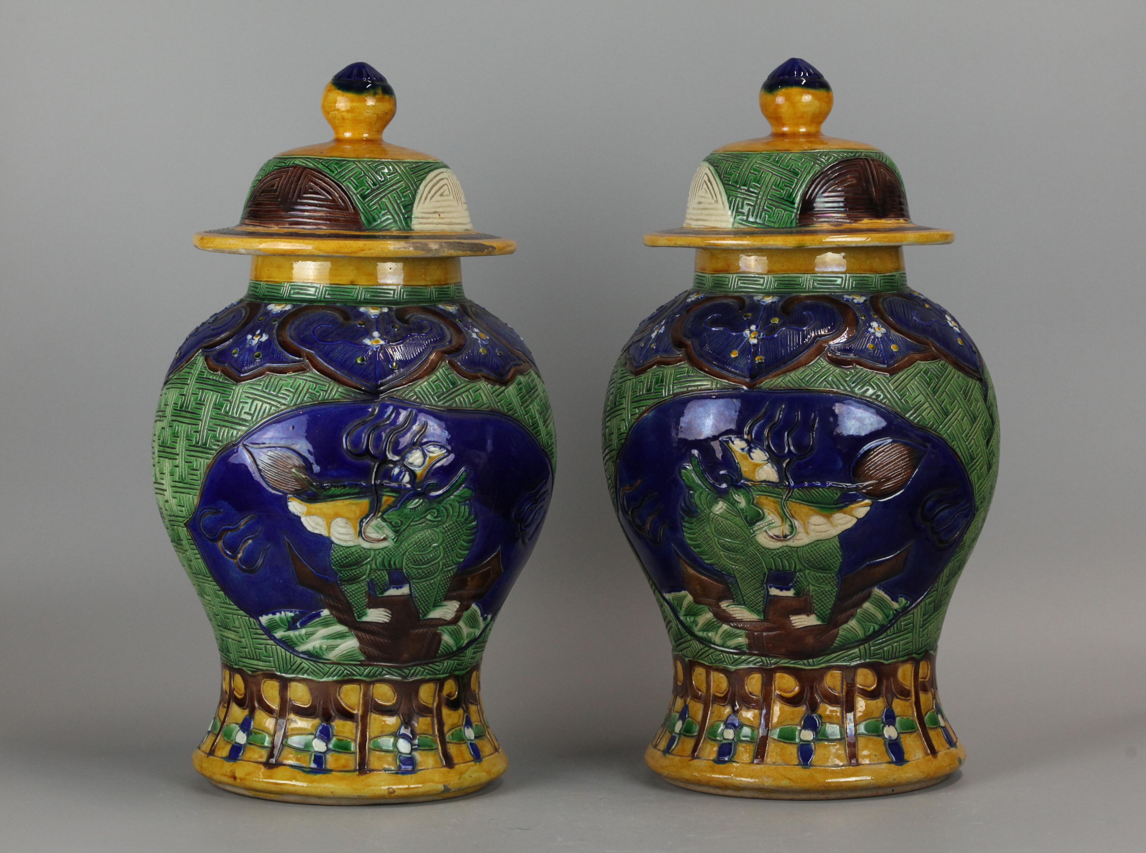 Pareja de tarros con tapa de porcelana china sancai, s. XIX Chino en venta