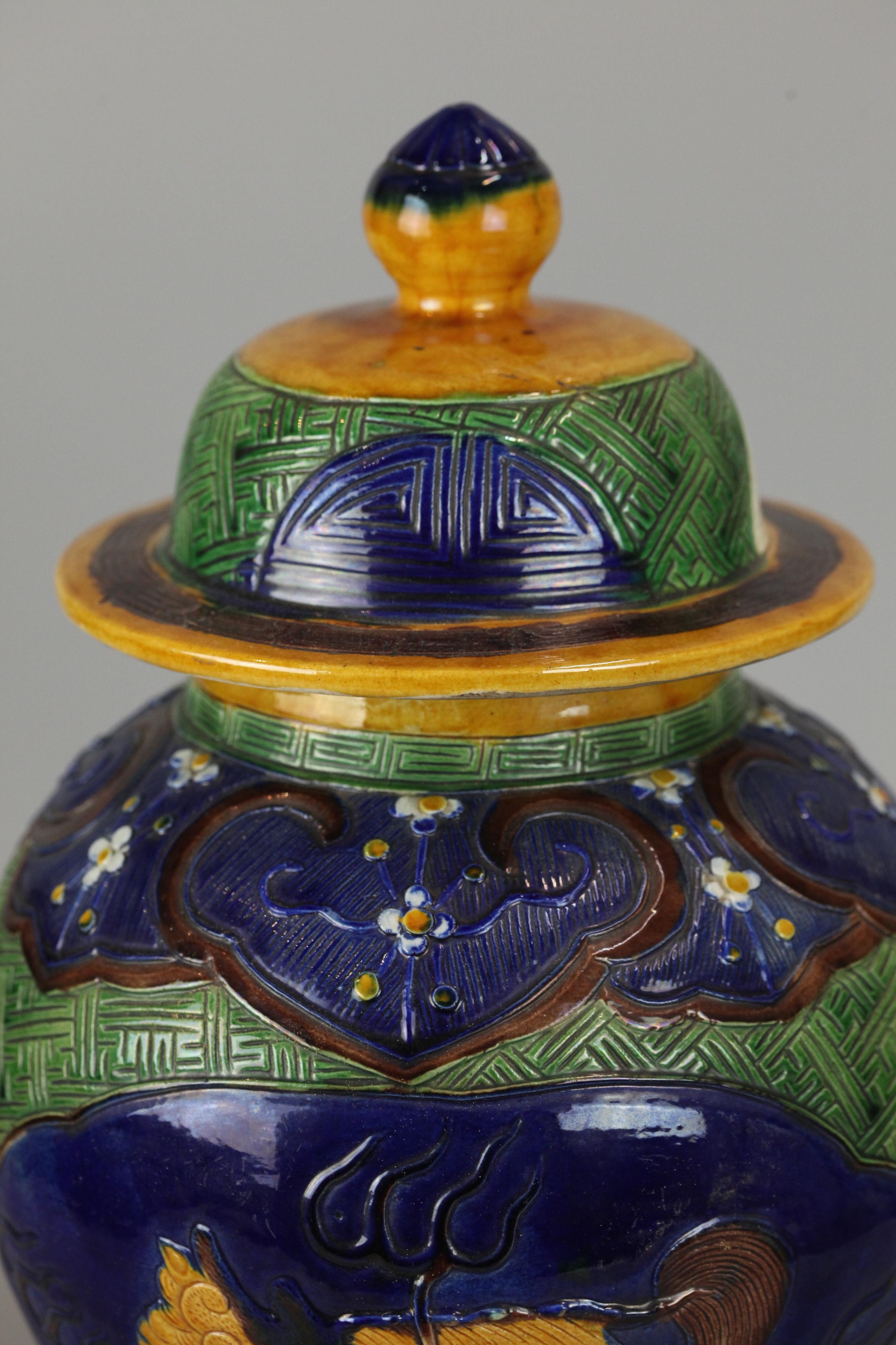 Pareja de tarros con tapa de porcelana china sancai, s. XIX Porcelana en venta