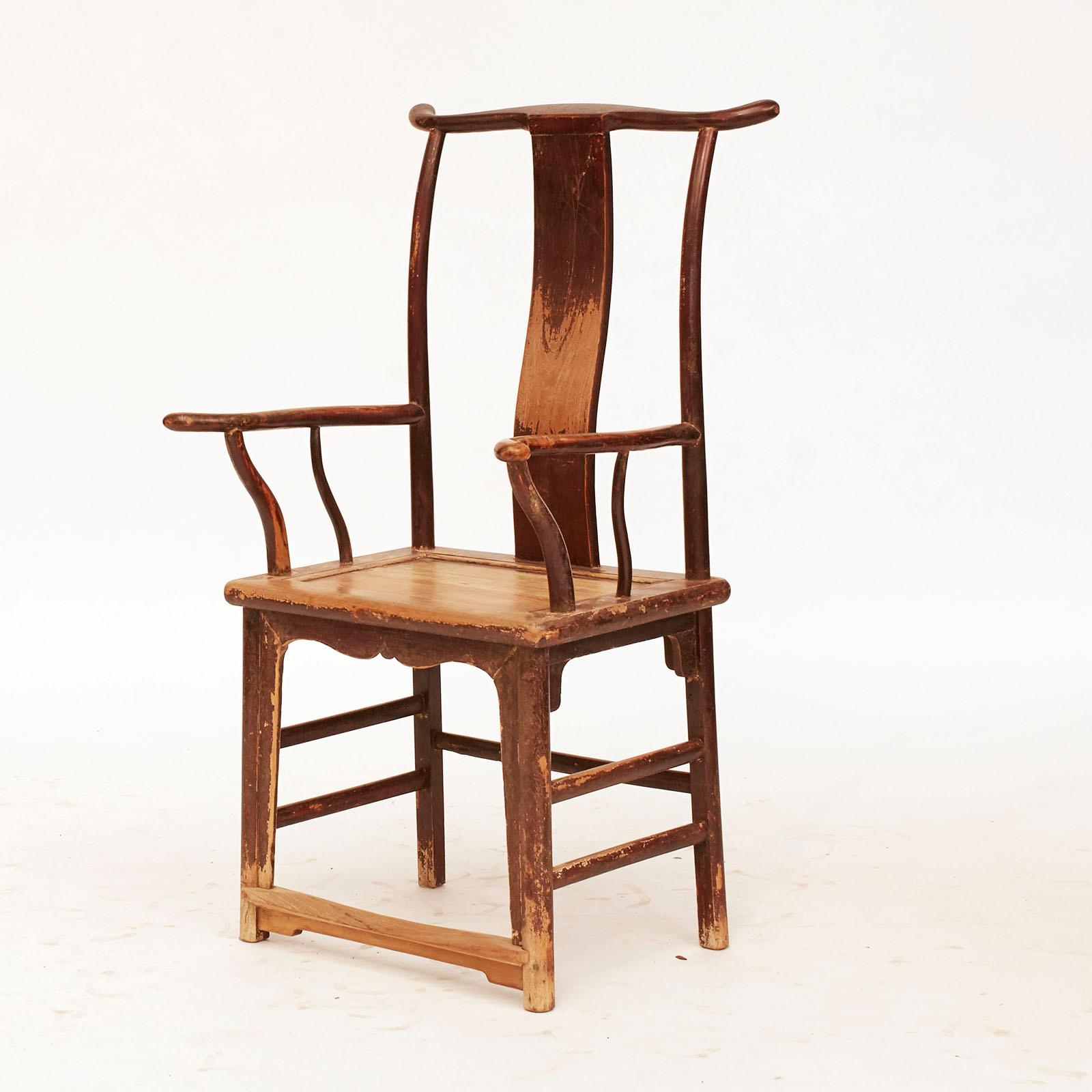 Une paire de fauteuils chinois Scholars, vers les années 1800, en bois d'orme avec laque d'origine de Bourgogne, dossier en forme de joug classique. Obtenez une usure chaude et une patine.