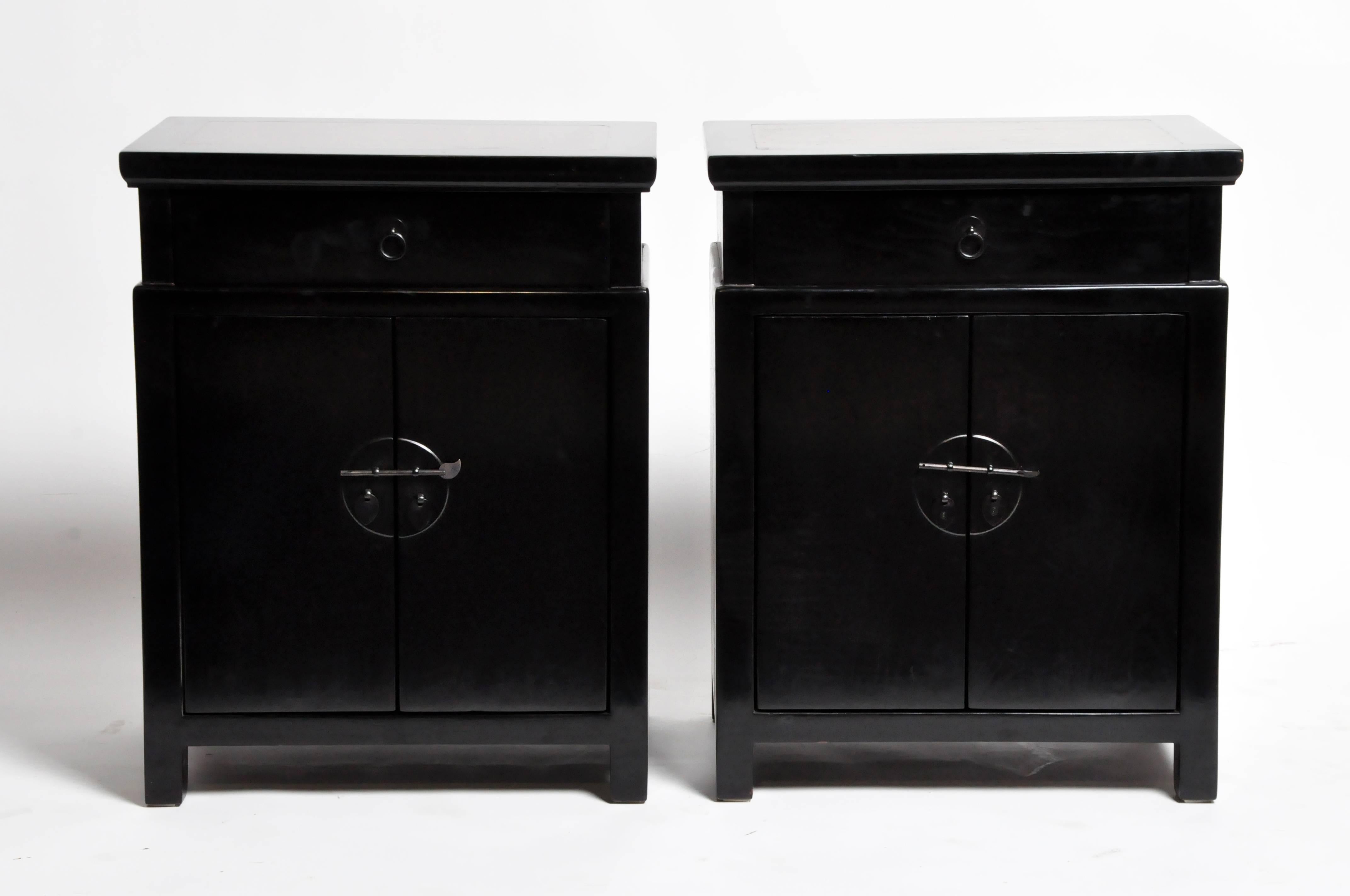Pair of Chinese Side Chests with a Drawer and Shelf In Good Condition In Chicago, IL