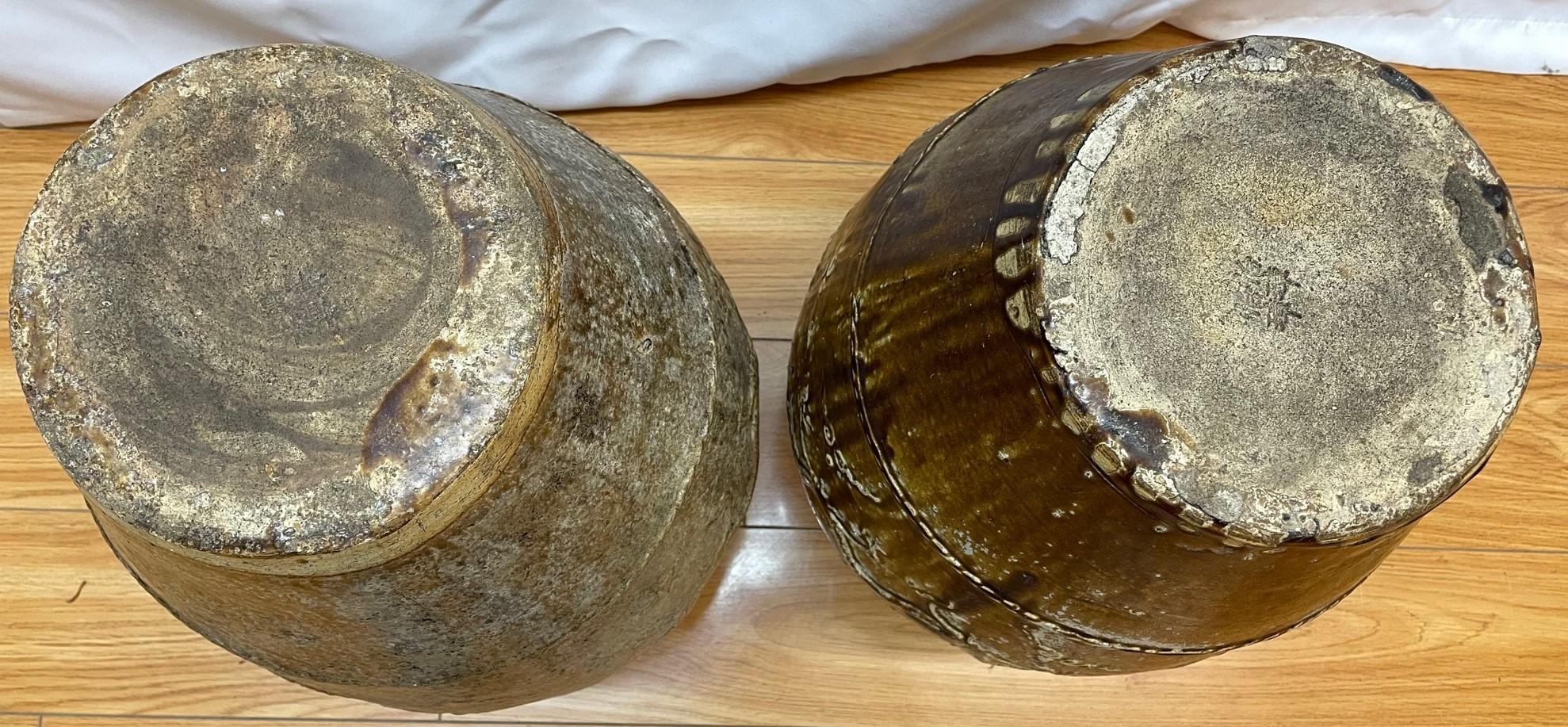 Pair of Chinese signed Martaban storage containers In Excellent Condition For Sale In San Francisco, CA