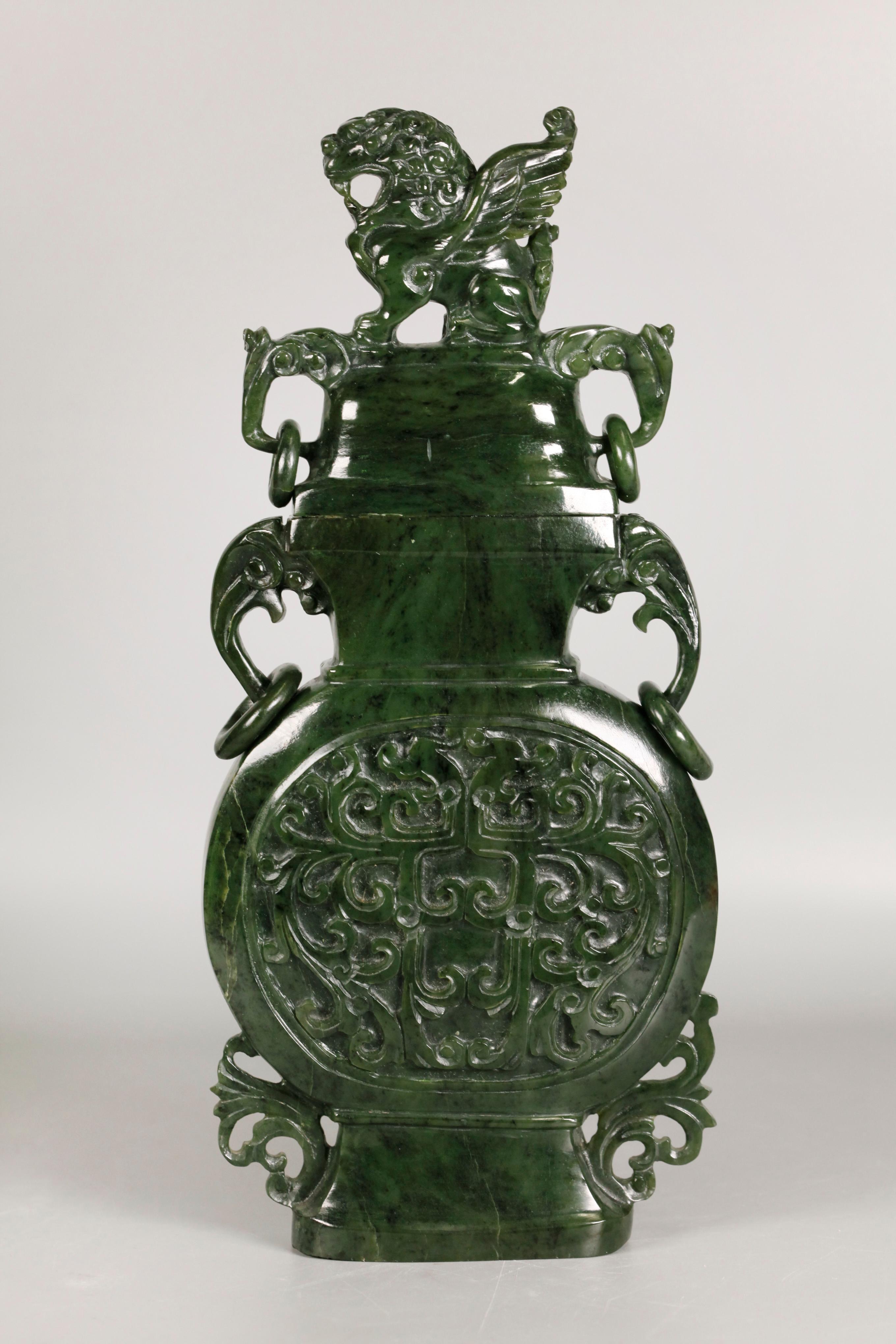 20ième siècle Paire de vases chinois en jade couleur spinach en vente