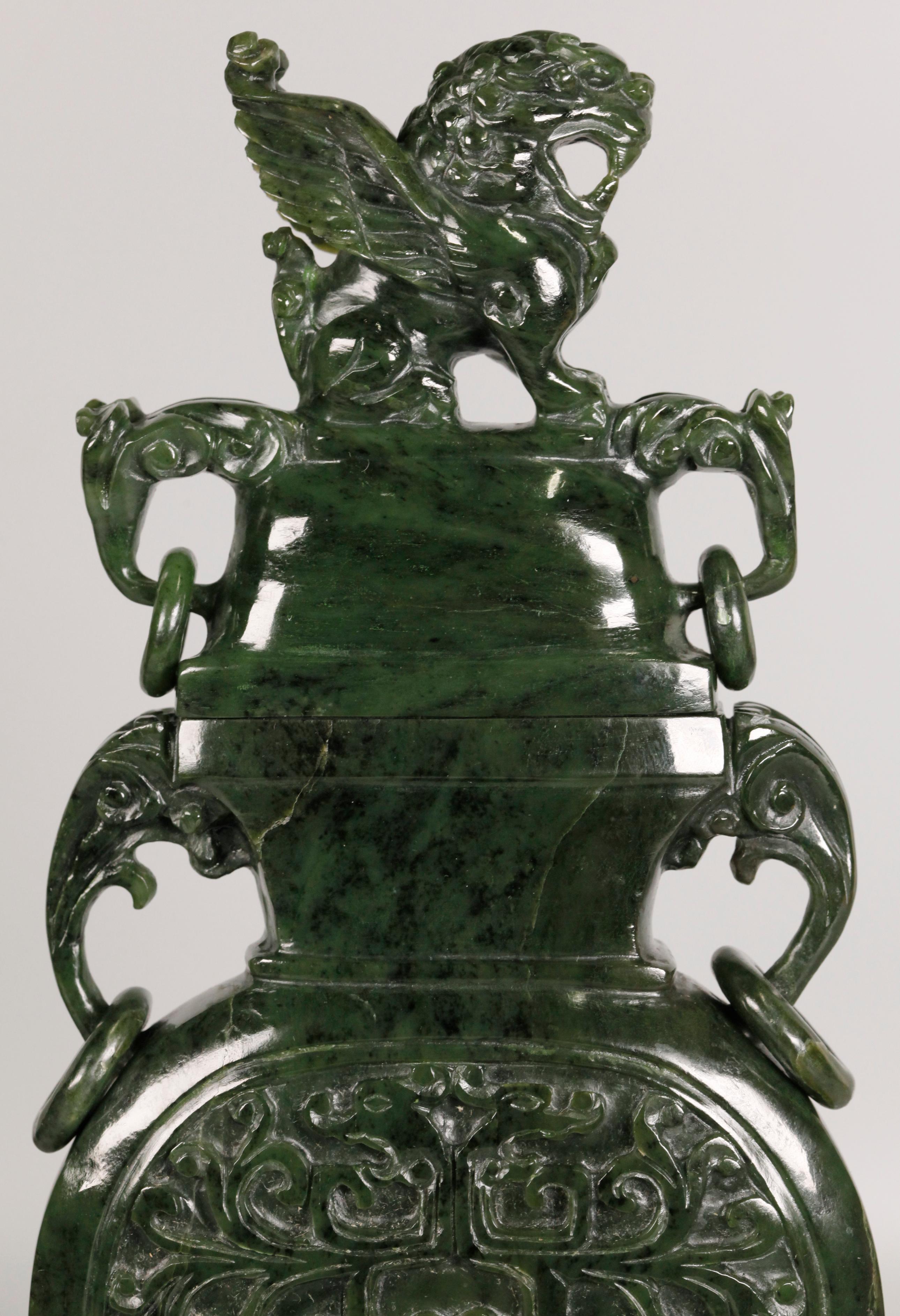 Jade Paire de vases chinois en jade couleur spinach en vente