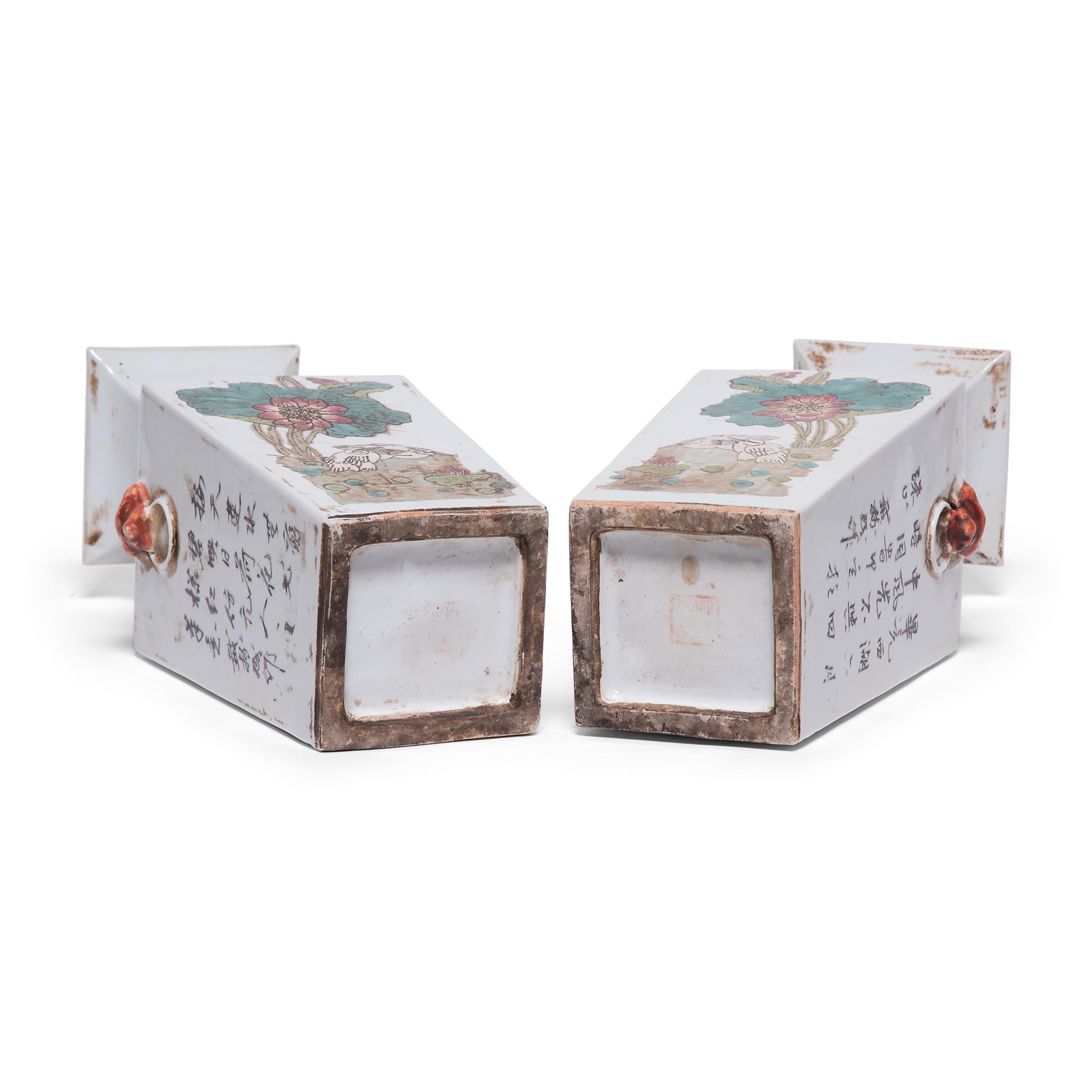 Paar chinesische quadratische Fächerschwanzvasen mit Egrets unter Lotus im Angebot 2