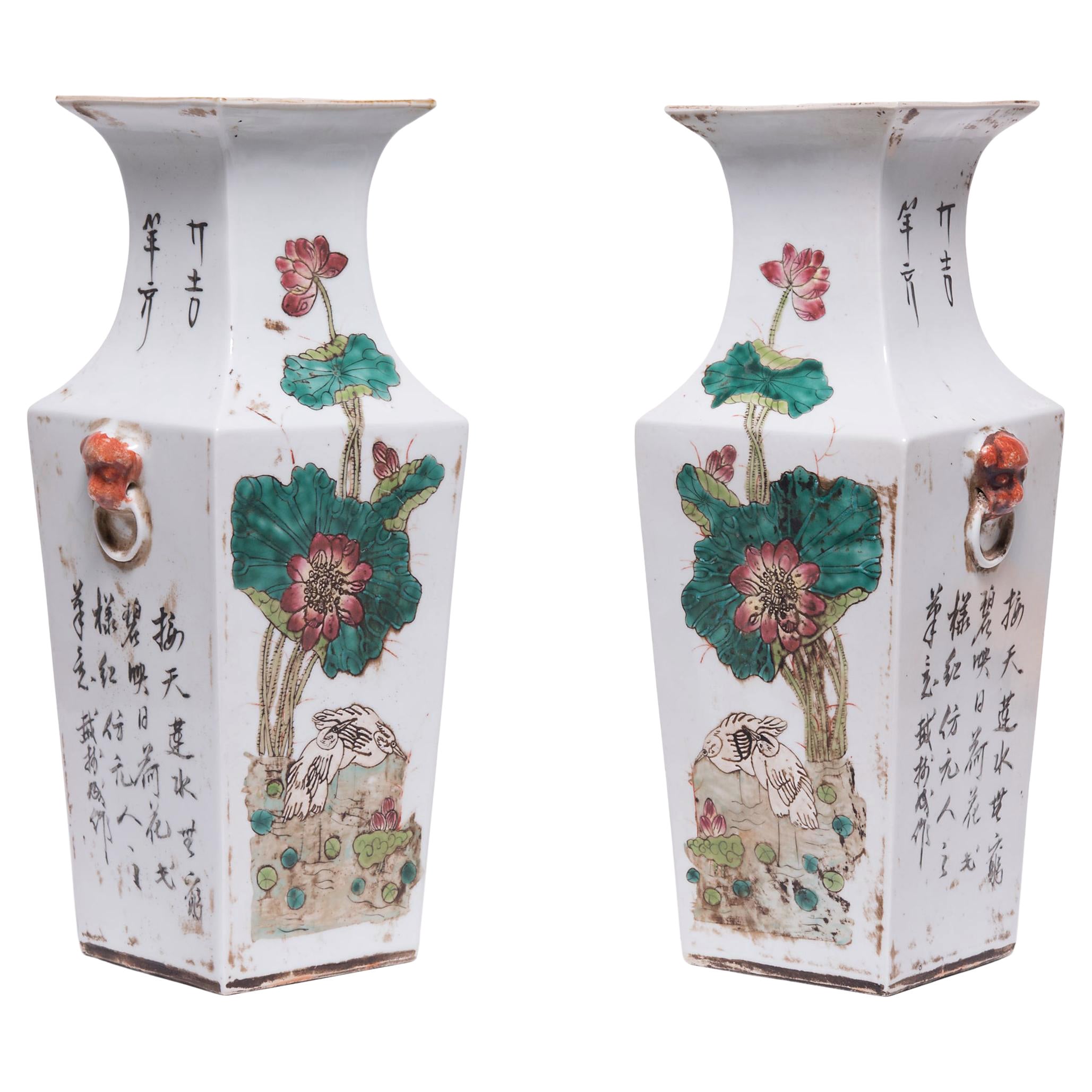Paire de vases chinois à queue d'éventail carrée avec aigrettes sous lotus