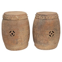 Coppia di tamburi cinesi in terracotta con borchie, 1900 ca.