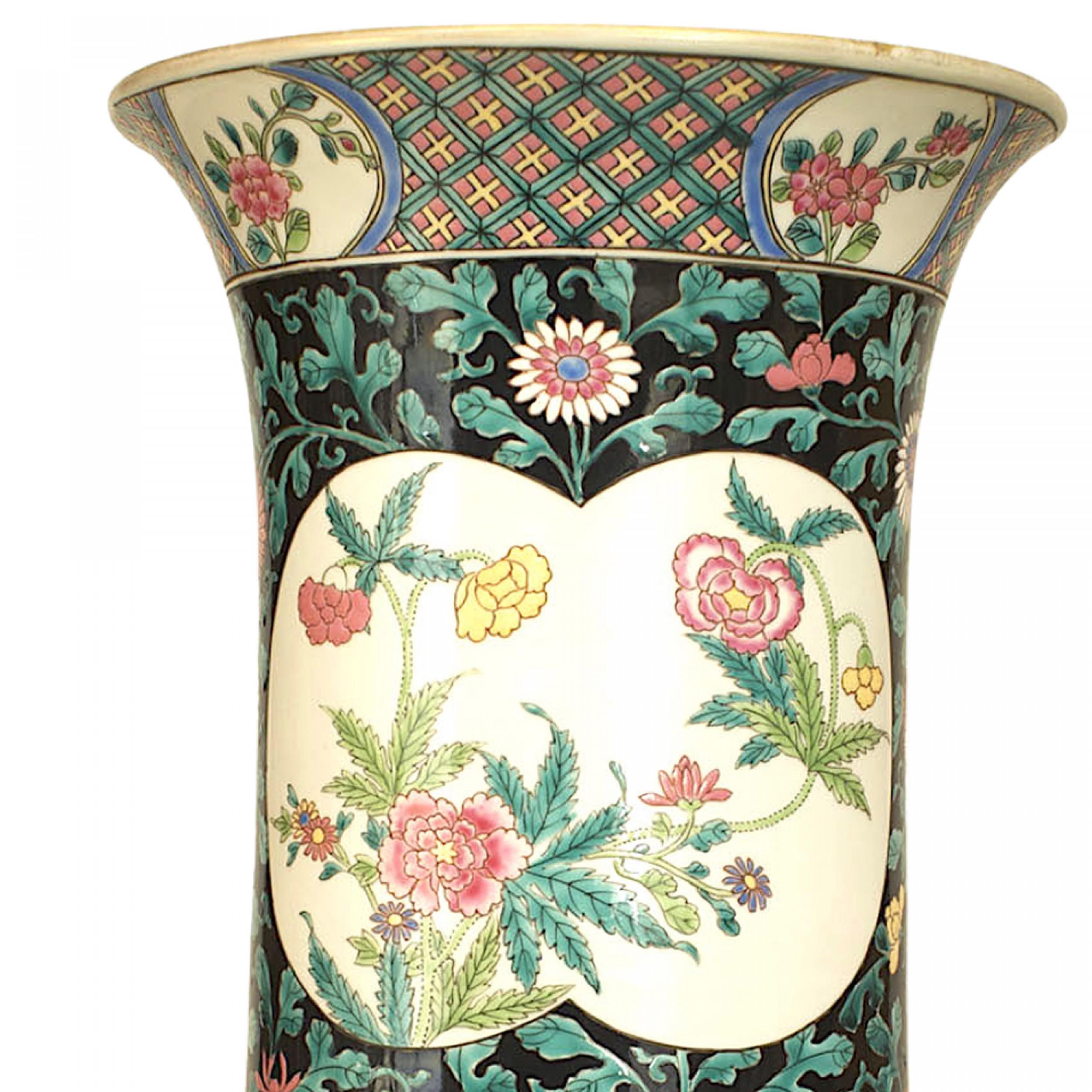 COPPIA di vasi asiatici in stile cinese in bianco e nero a forma di cilindro con decorazioni floreali verdi e rosa (19/20° secolo) (uno con una crepa al limite) (PREZZO A COPPIA) (set di 3 vasi da tempio abbinati: HRC015)