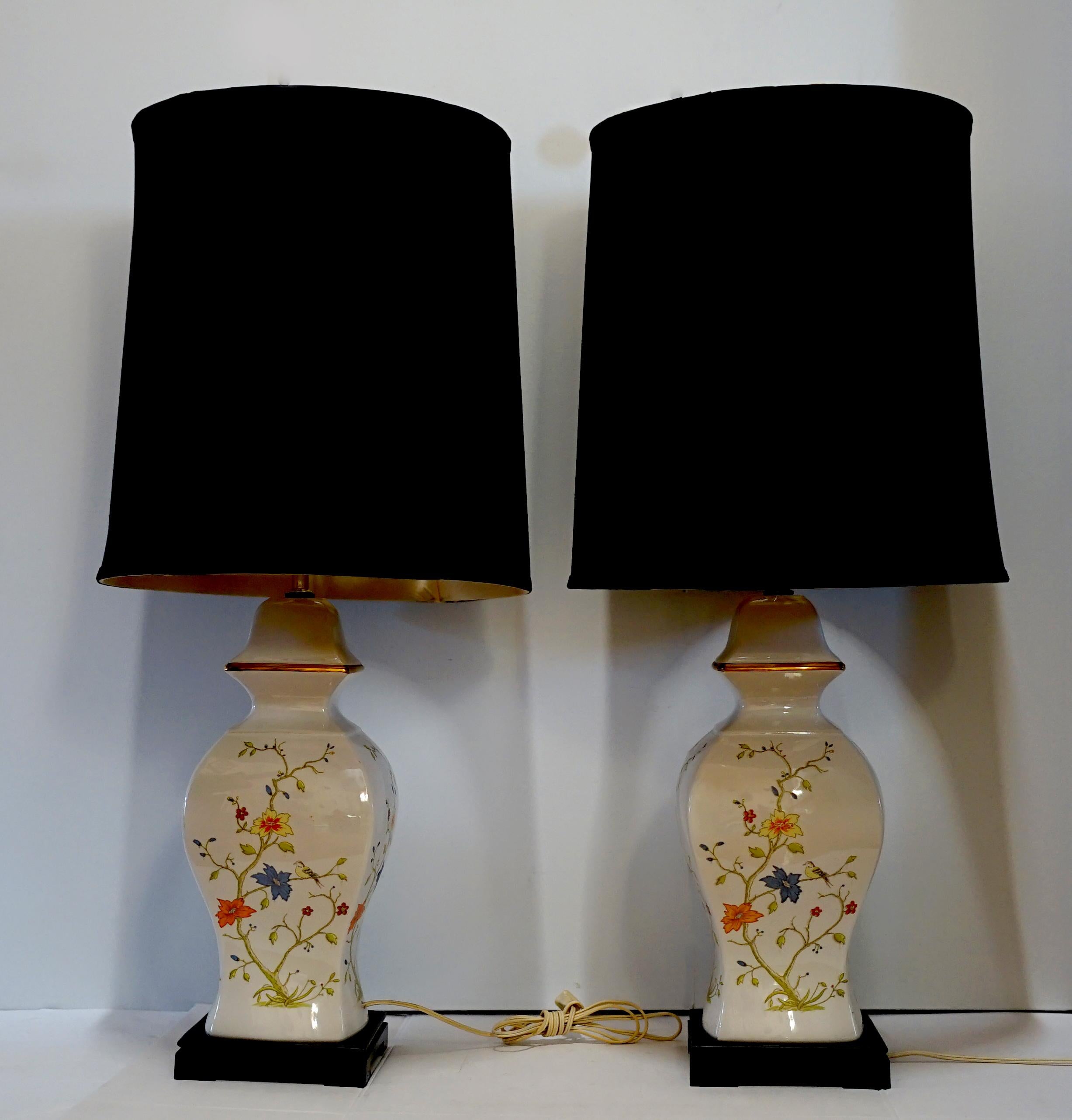 Paire de lampes de temple en porcelaine émaillée et dorée de style chinois en vente 3