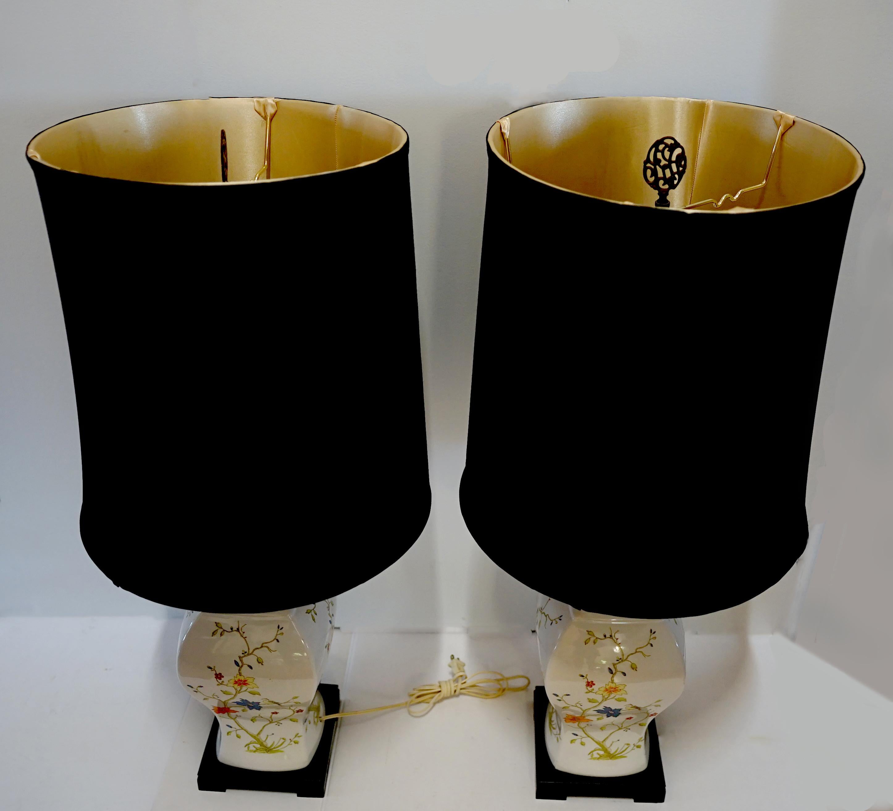 Paire de lampes de temple en porcelaine émaillée et dorée de style chinois en vente 5