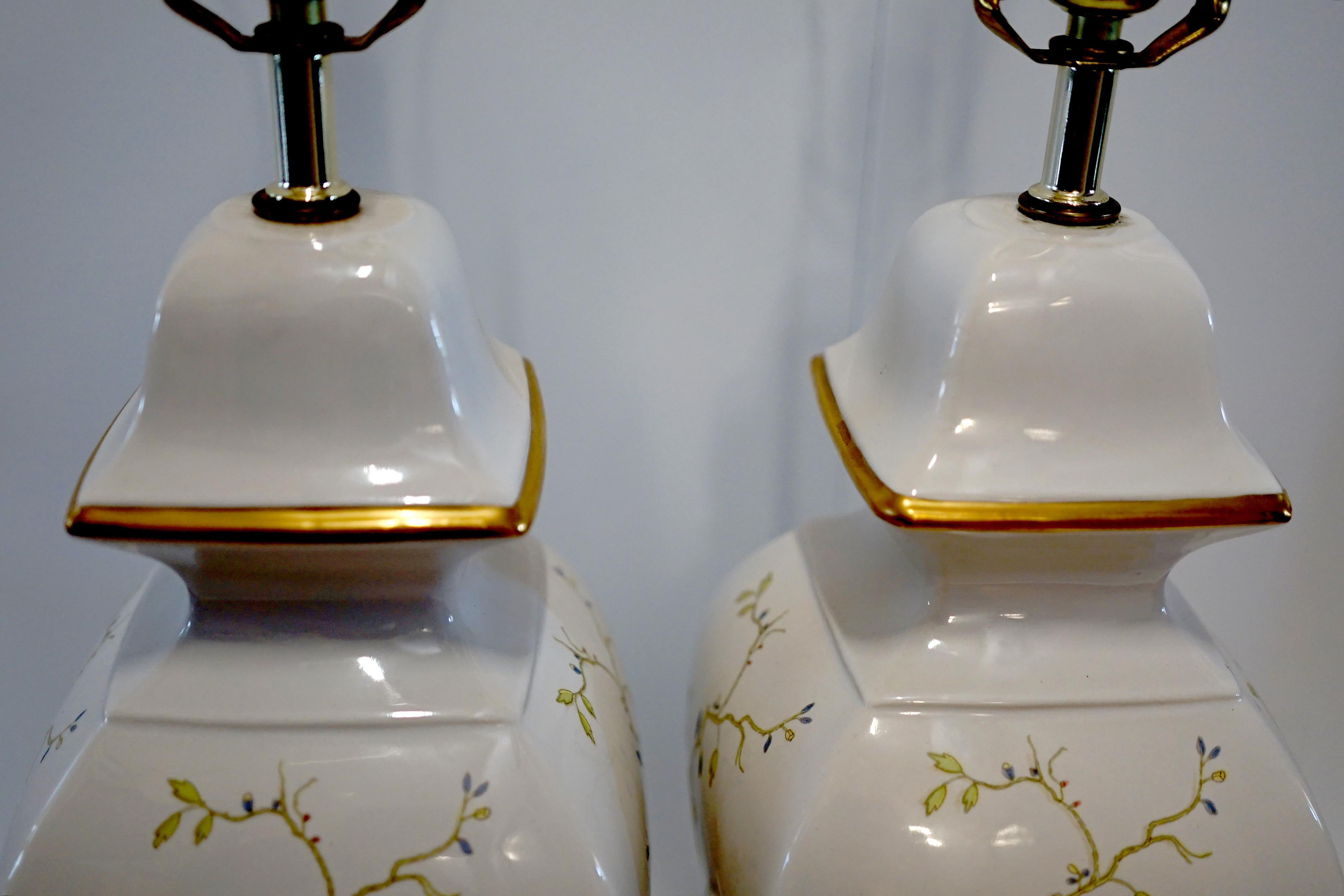 Paire de lampes de temple en porcelaine émaillée et dorée de style chinois en vente 6