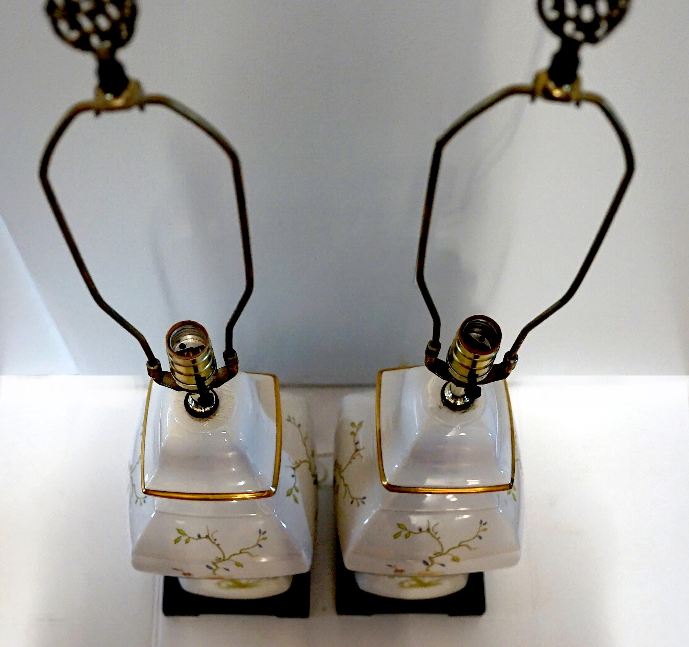 Paire de lampes de temple en porcelaine émaillée et dorée de style chinois en vente 8