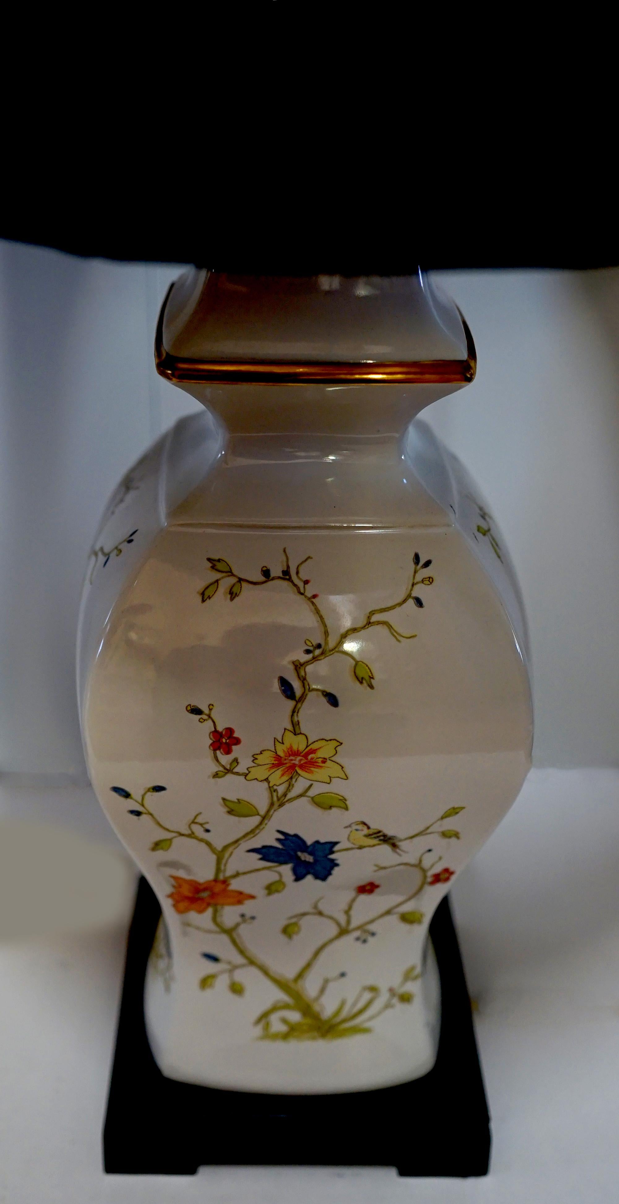 Américain Paire de lampes de temple en porcelaine émaillée et dorée de style chinois en vente