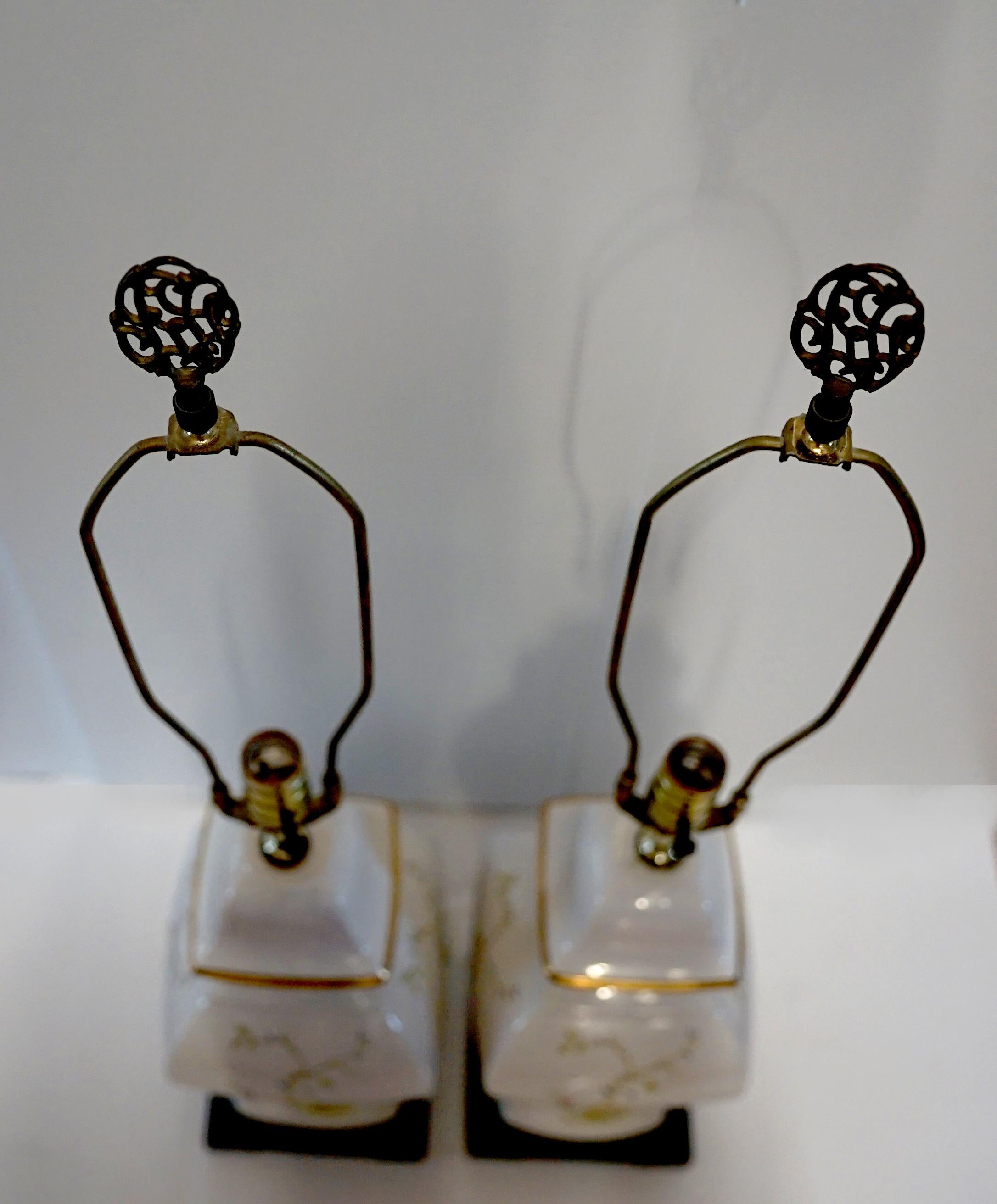 20ième siècle Paire de lampes de temple en porcelaine émaillée et dorée de style chinois en vente