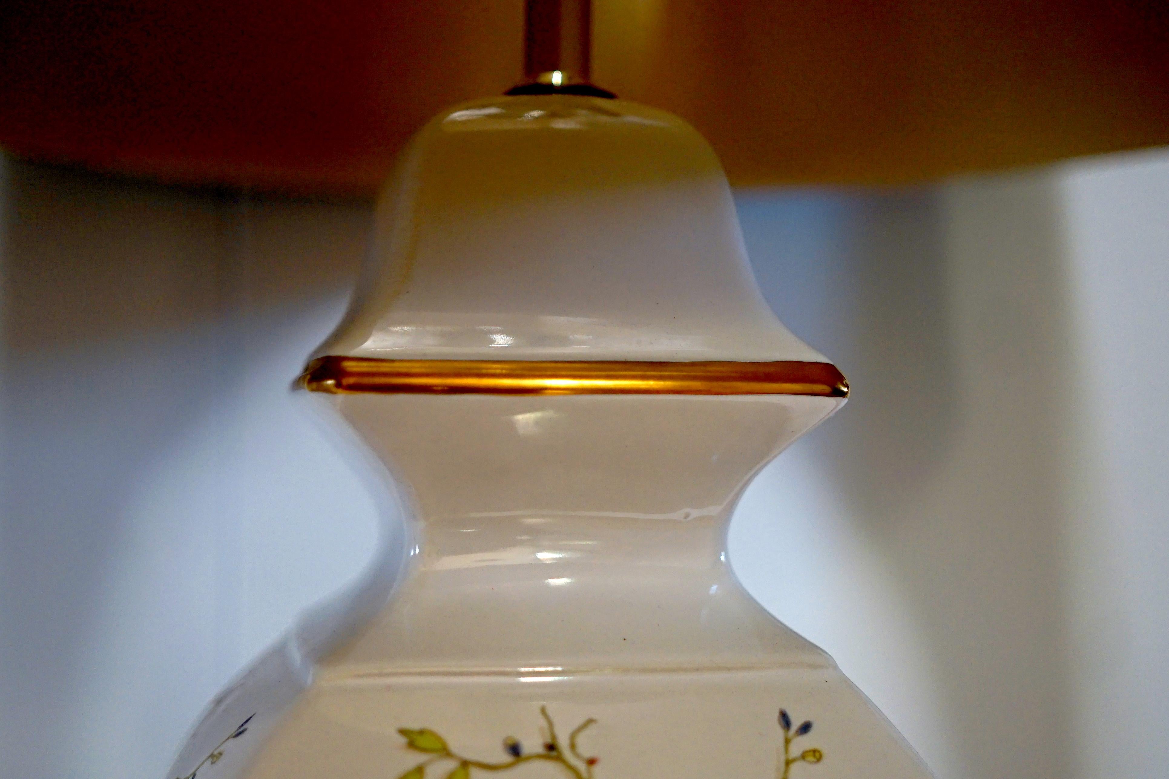 Paire de lampes de temple en porcelaine émaillée et dorée de style chinois en vente 1
