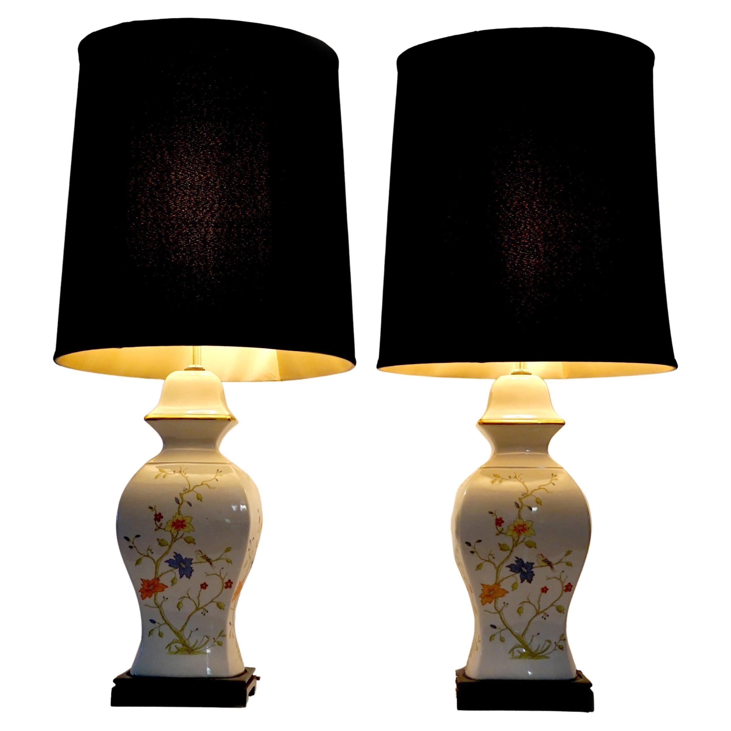 Paire de lampes de temple en porcelaine émaillée et dorée de style chinois en vente
