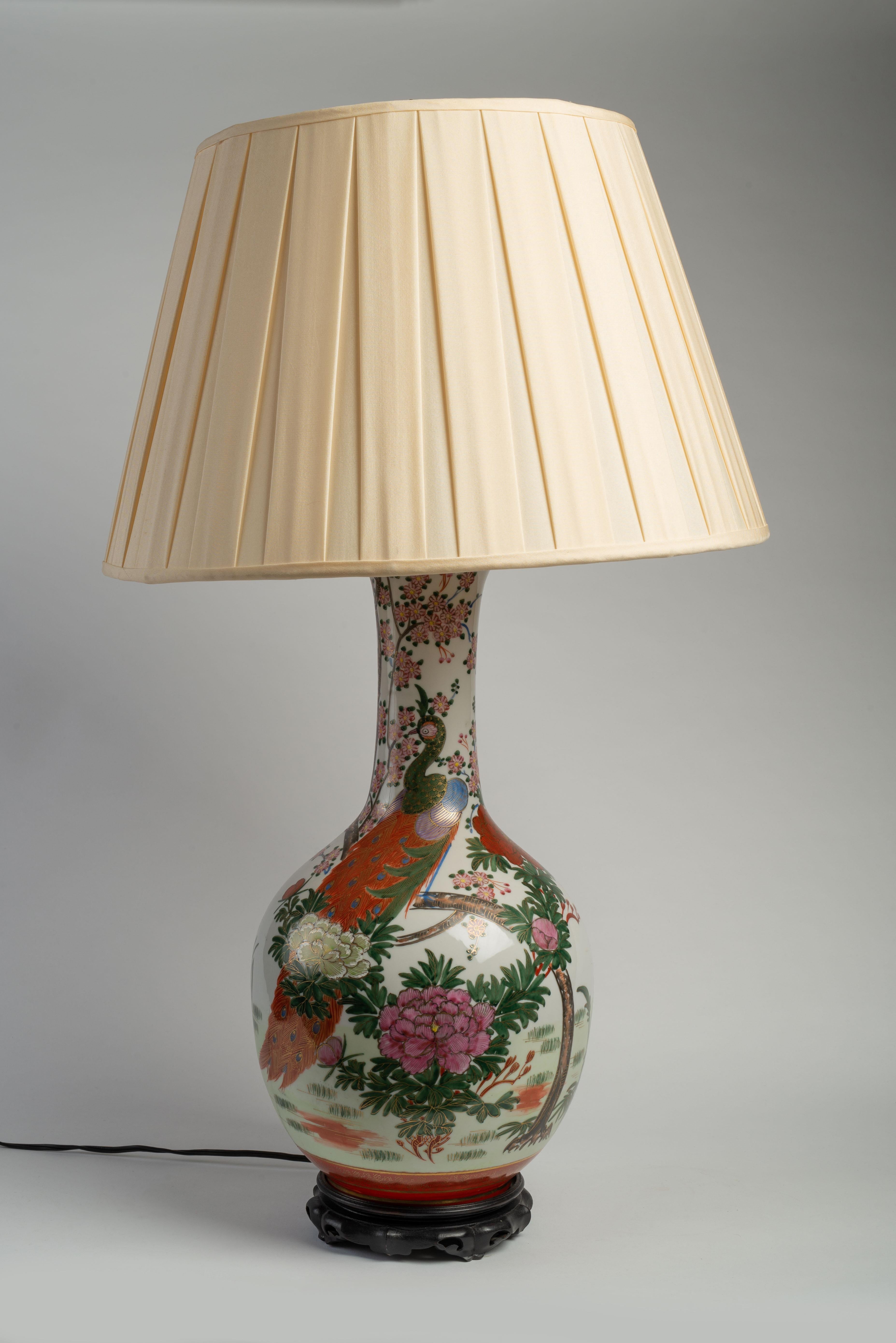 Chinoiseries Paire de lampes en porcelaine à motifs floraux de style chinois  en vente