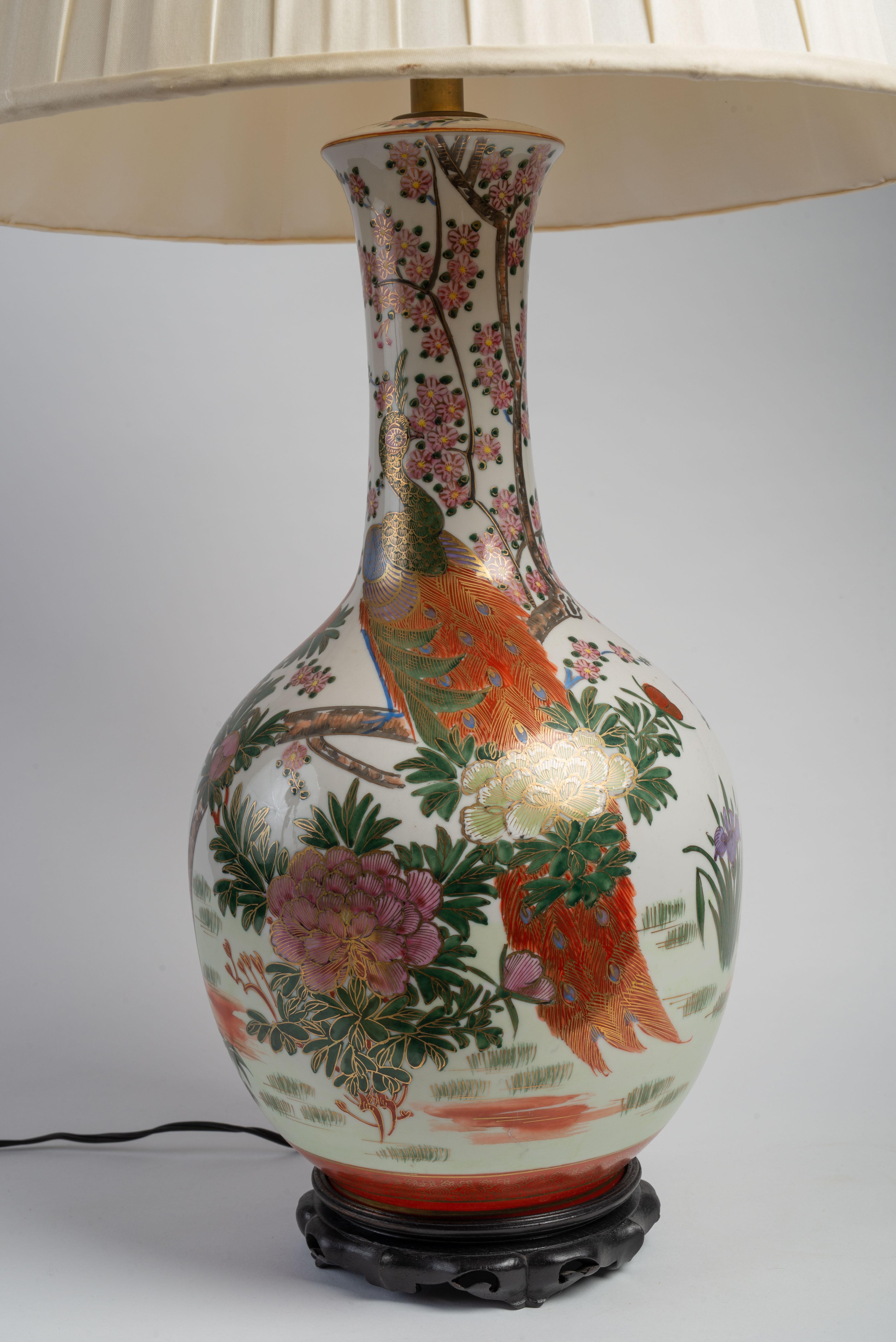 Américain Paire de lampes en porcelaine à motifs floraux de style chinois  en vente