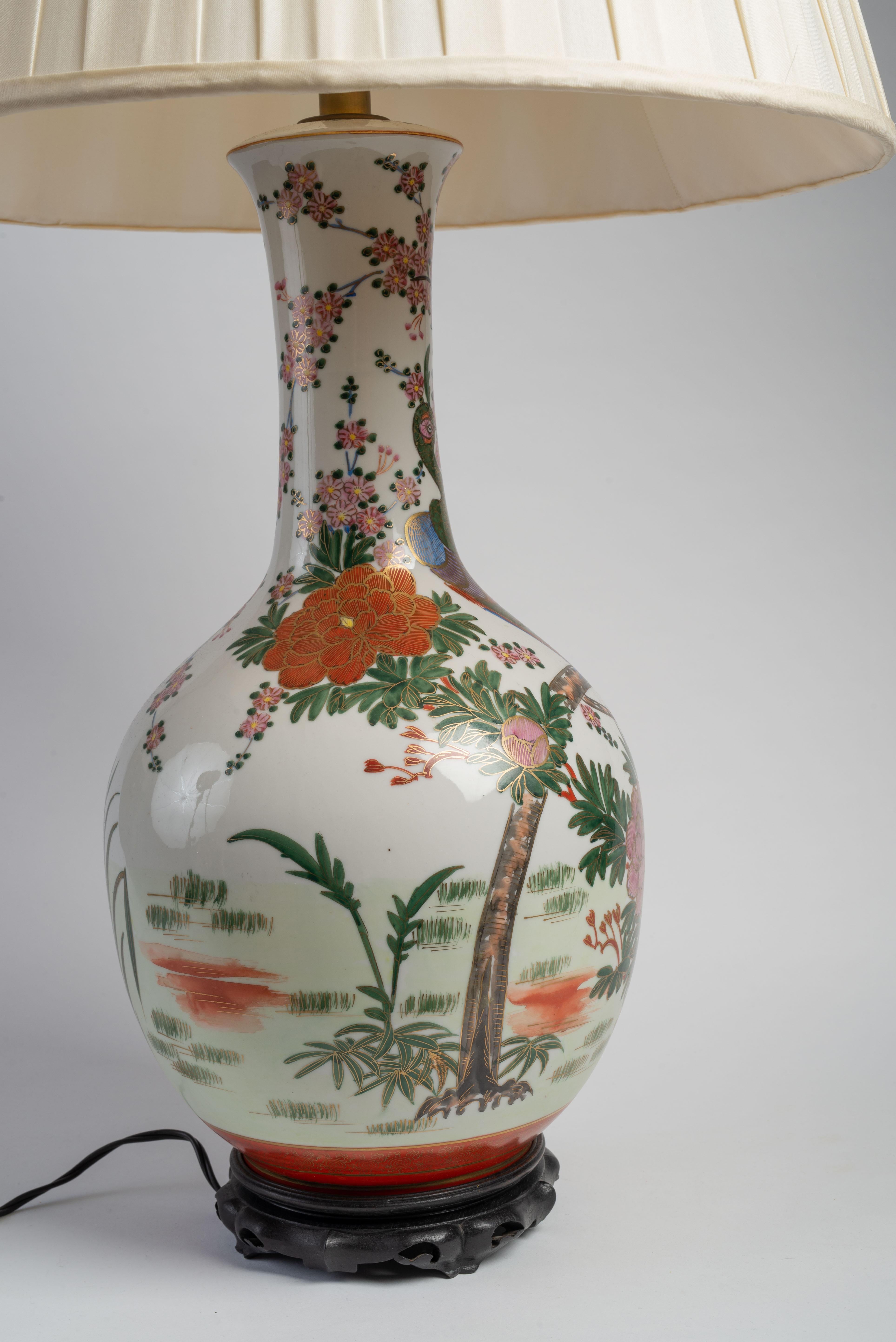 Paire de lampes en porcelaine à motifs floraux de style chinois  Bon état - En vente à Kittery Point, ME