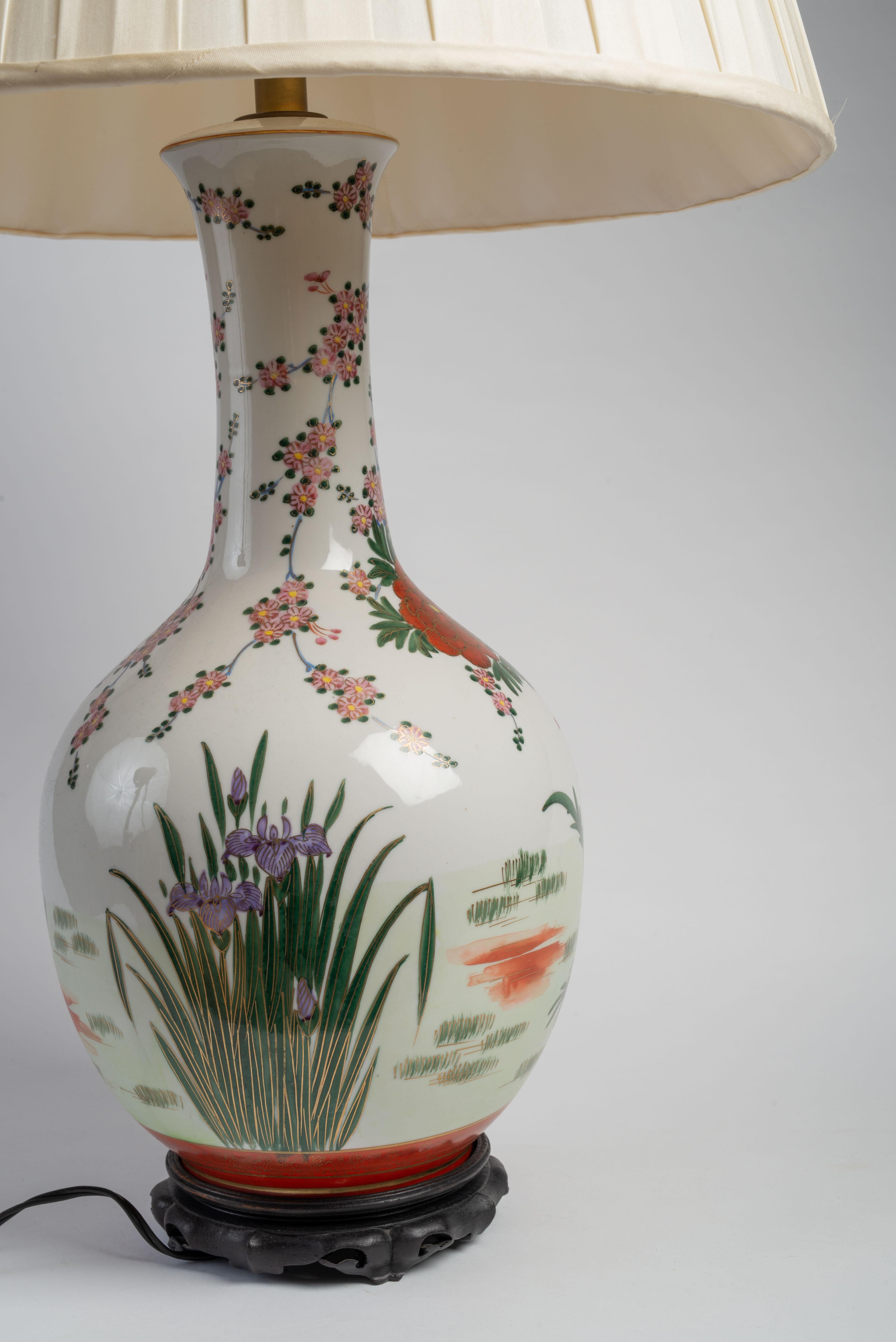 20ième siècle Paire de lampes en porcelaine à motifs floraux de style chinois  en vente