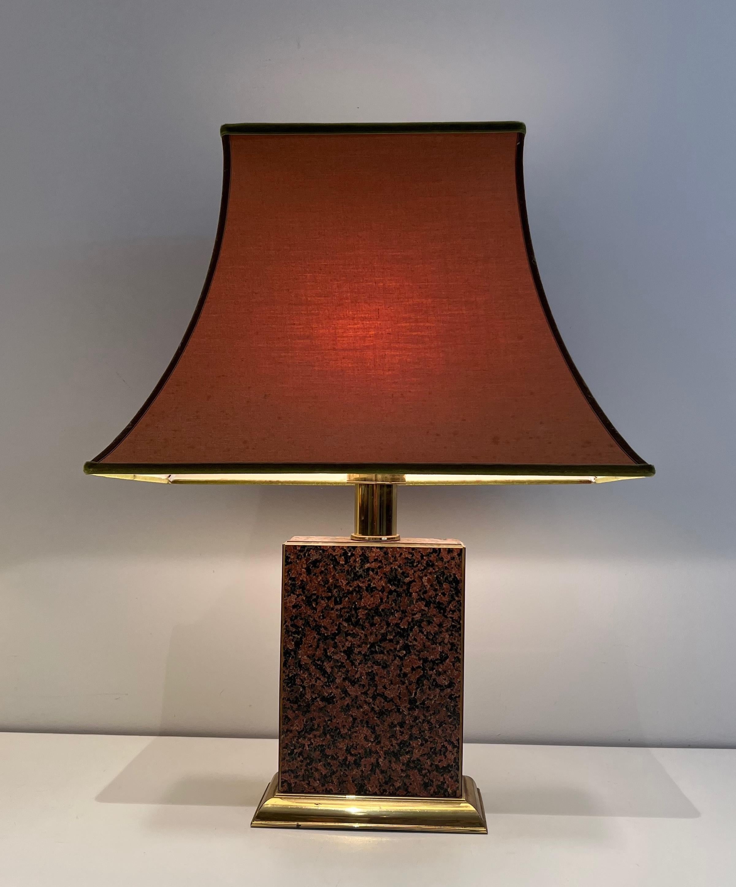 Coppia di lampade in stile cinese in legno stampato e metallo dorato con paralume a pagoda in vendita 2