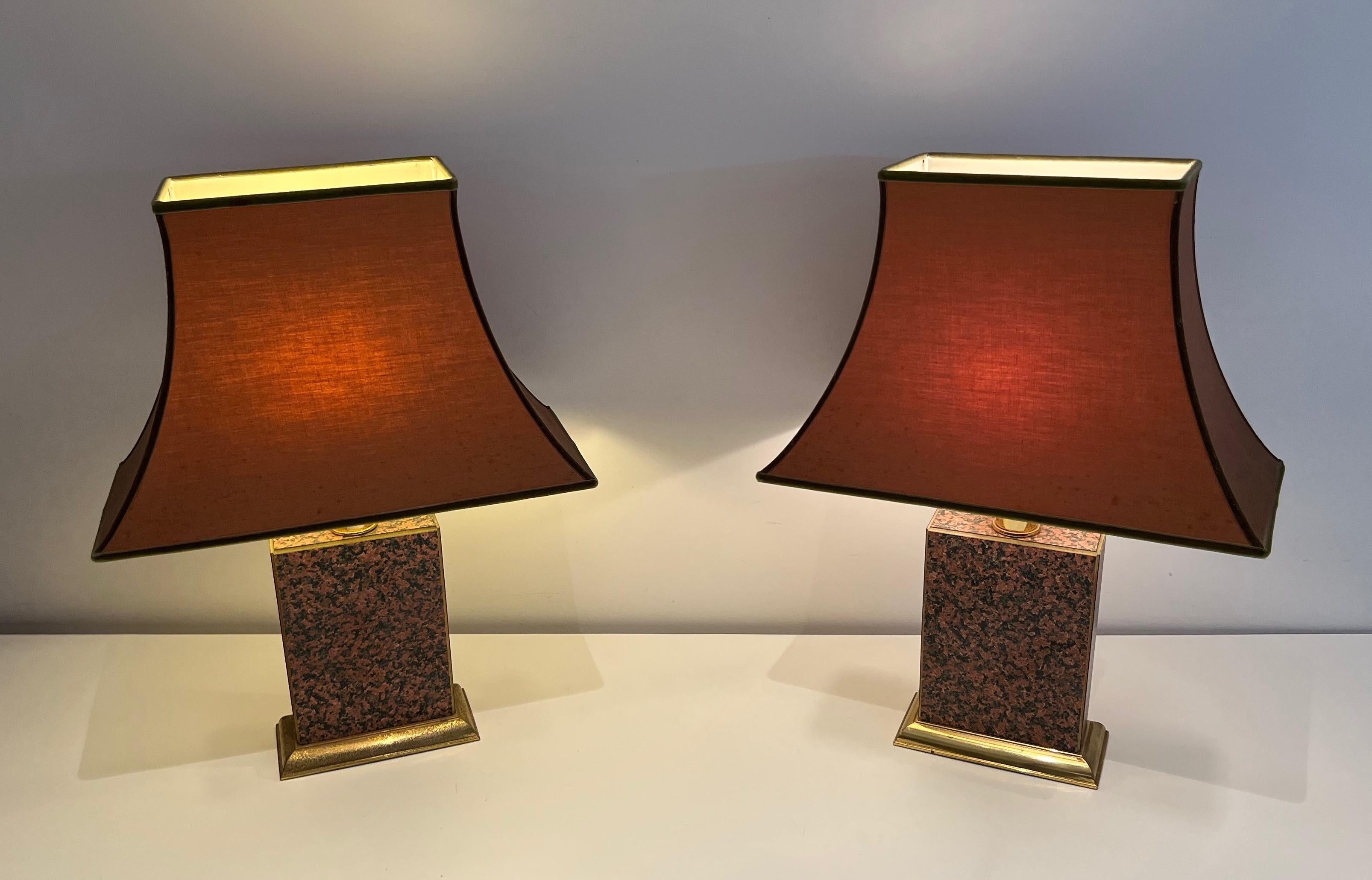 Coppia di lampade in stile cinese in legno stampato e metallo dorato con paralume a pagoda in vendita 3