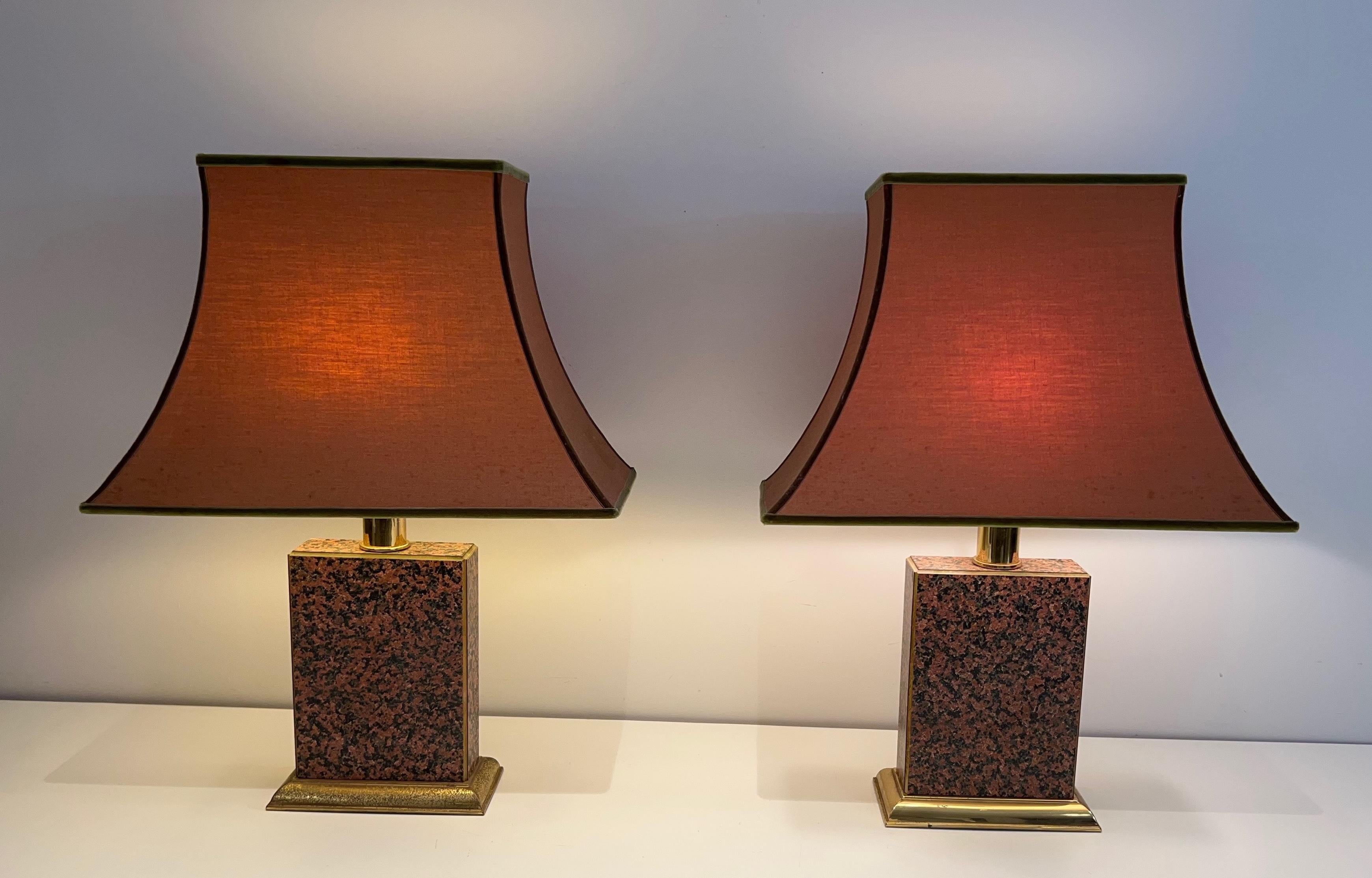 Coppia di lampade in stile cinese in legno stampato e metallo dorato con paralume a pagoda in vendita 4