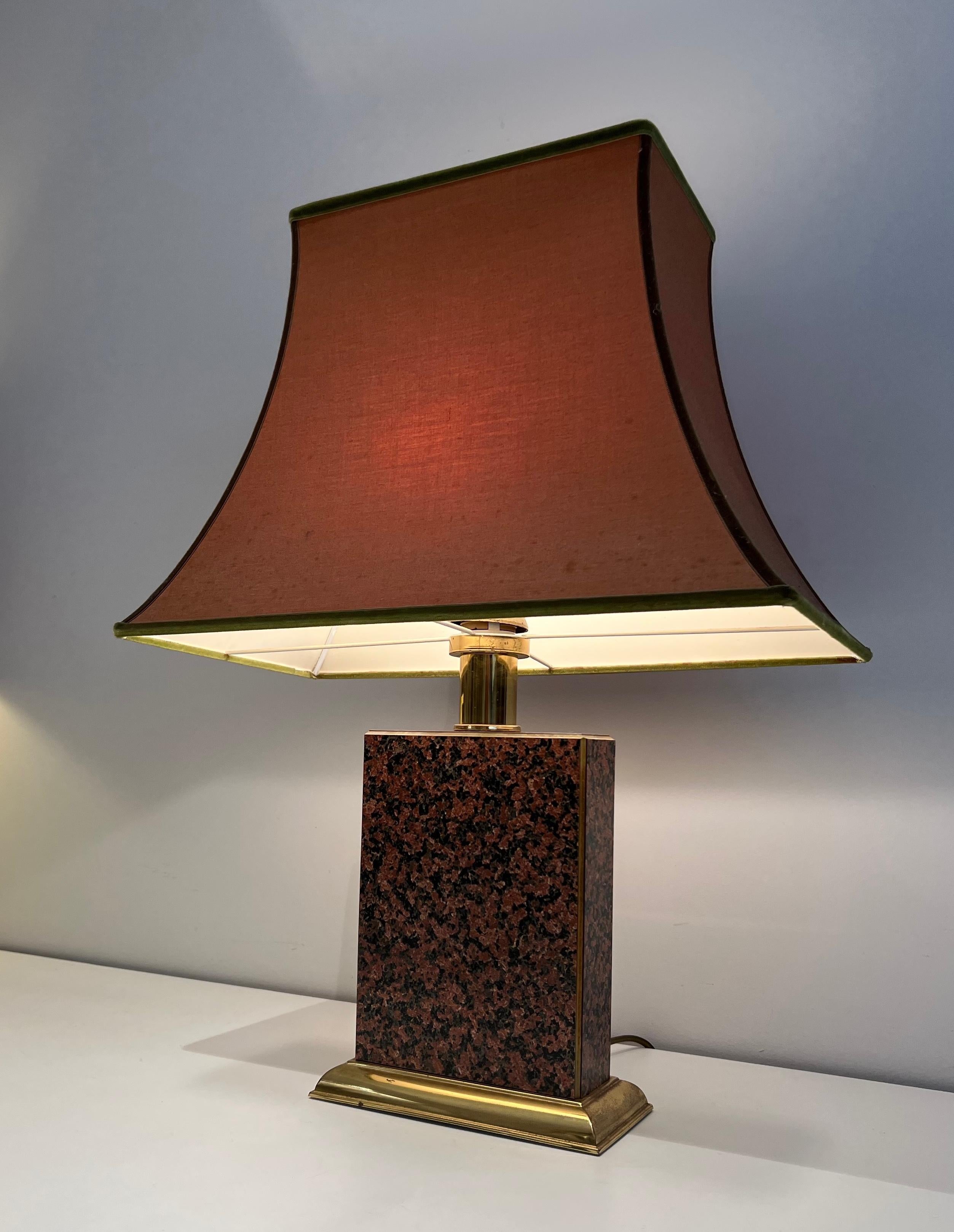 Coppia di lampade in stile cinese in legno stampato e metallo dorato con paralume a pagoda in vendita 5