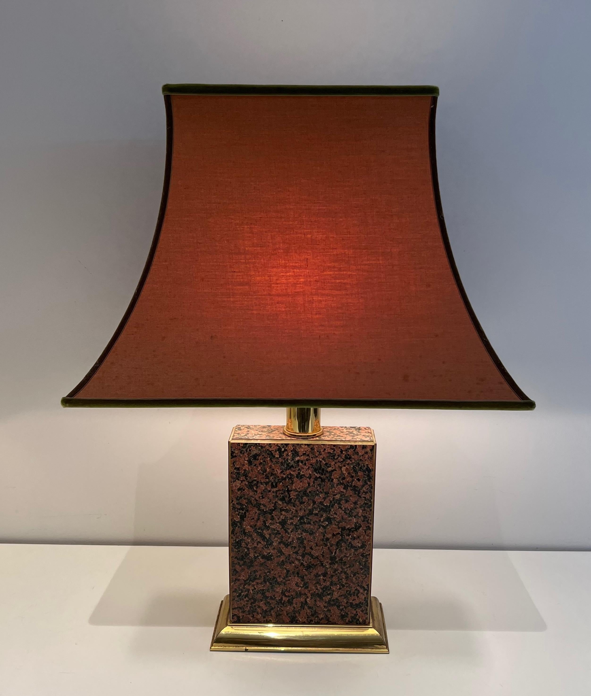 Coppia di lampade in stile cinese in legno stampato e metallo dorato con paralume a pagoda in vendita 6
