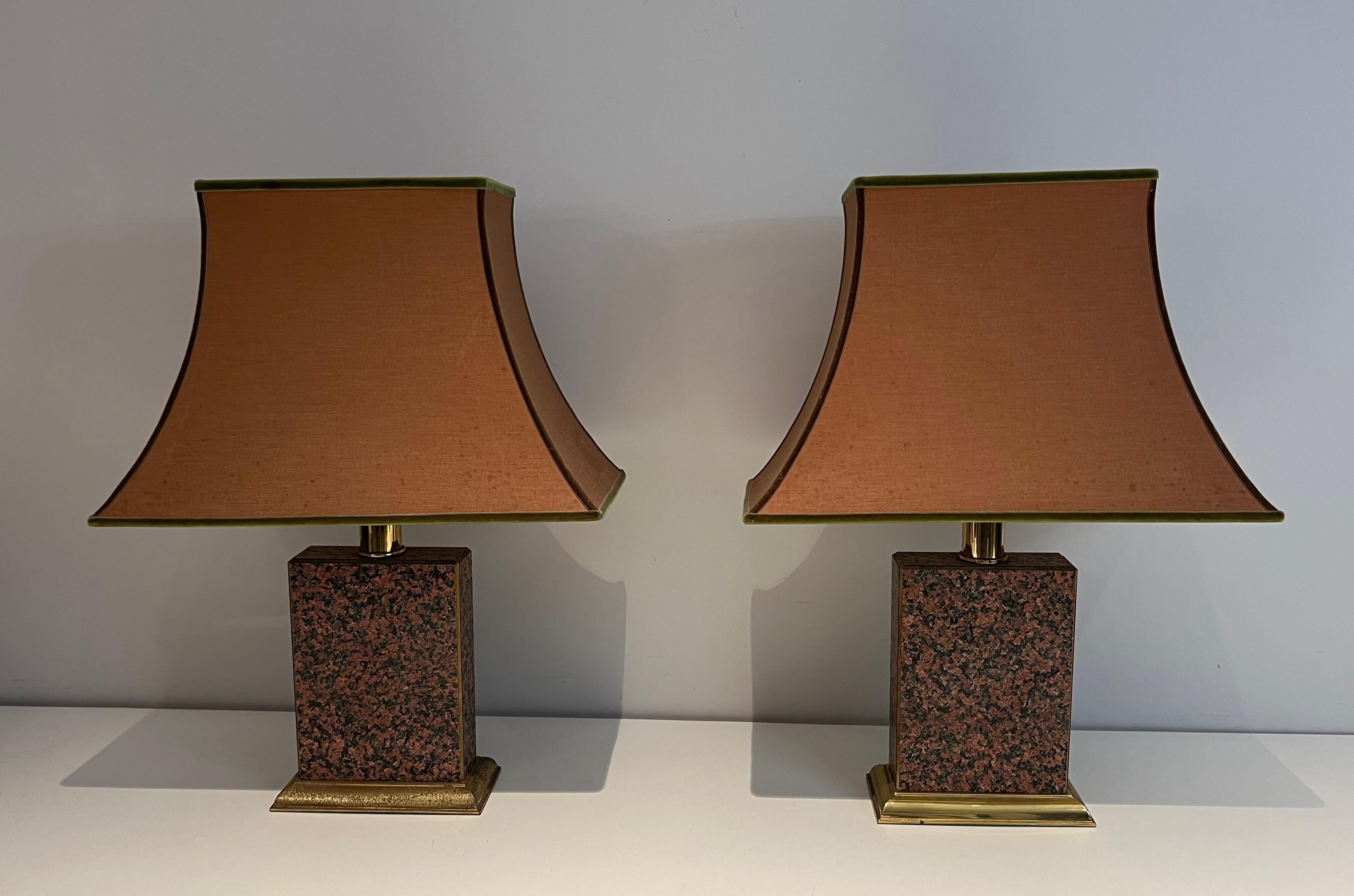 Coppia di lampade in stile cinese in legno stampato e metallo dorato con paralume a pagoda in vendita 9