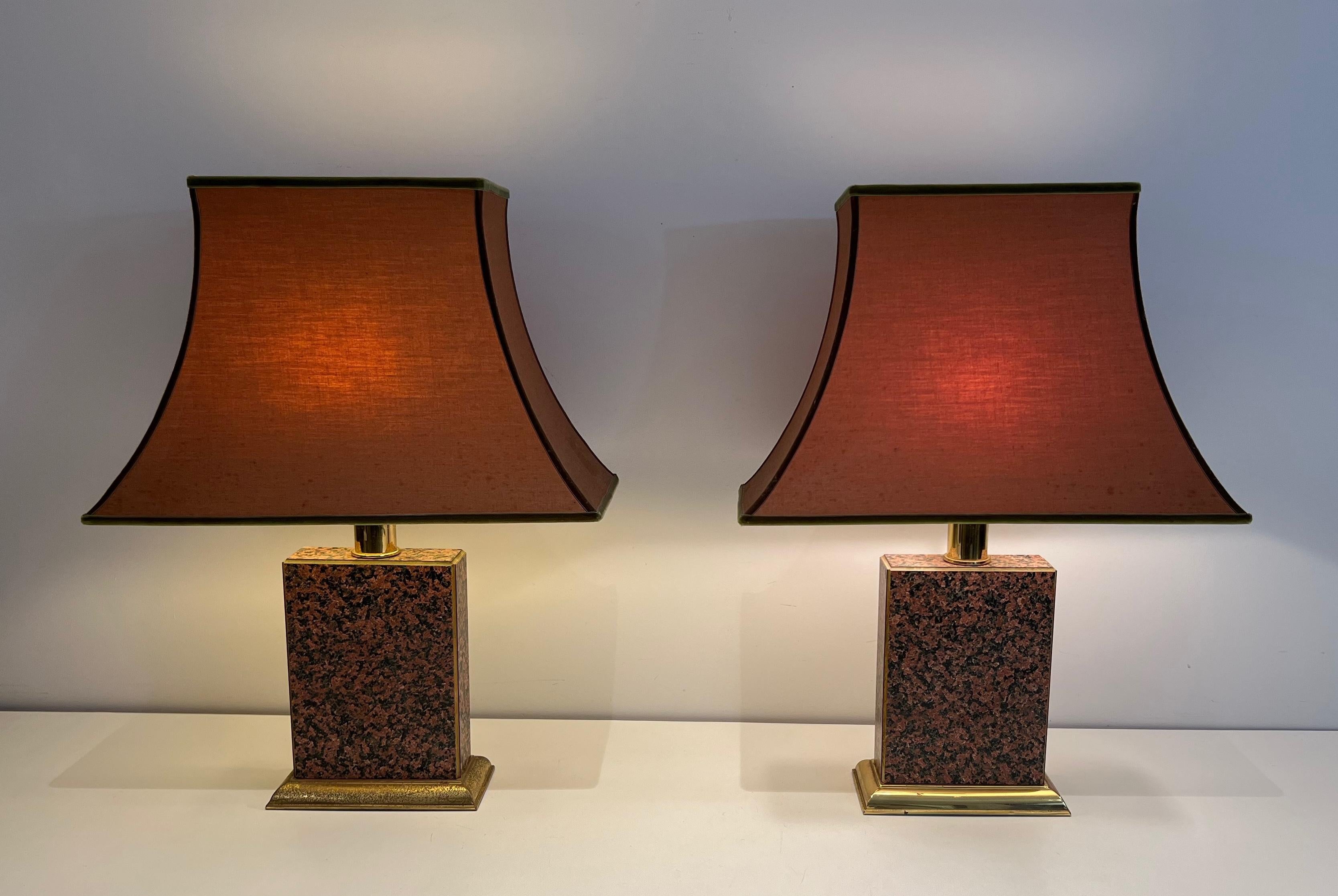 Coppia di lampade in stile cinese in legno stampato e metallo dorato con paralume a pagoda in vendita 10