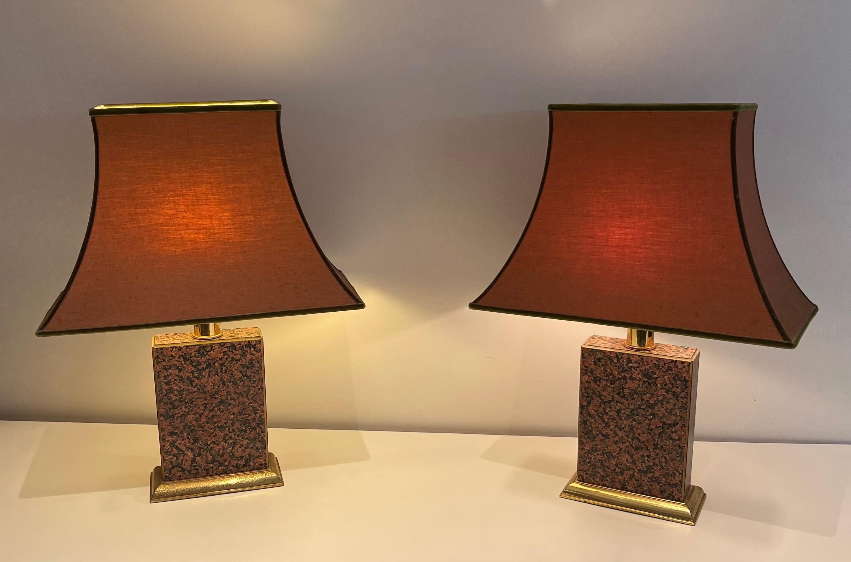 Coppia di lampade in stile cinese in legno stampato e metallo dorato con paralume a pagoda in vendita 11