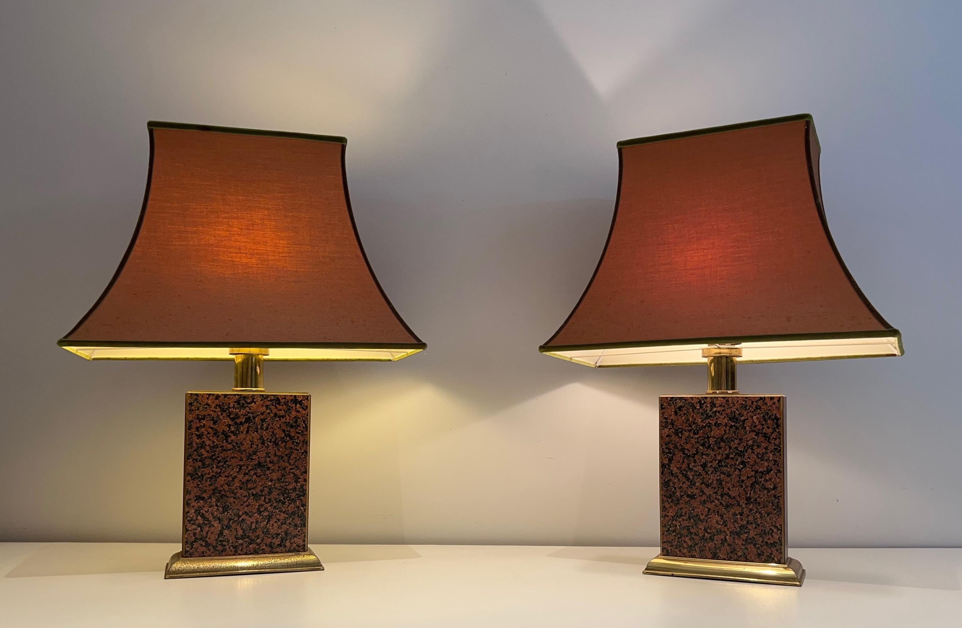 Questa coppia di lampade in stile cinese, molto bella e decorativa, è realizzata in legno stampato e metallo dorato con paralumi a pagoda. Questa è un'opera francese. Circa 1970
