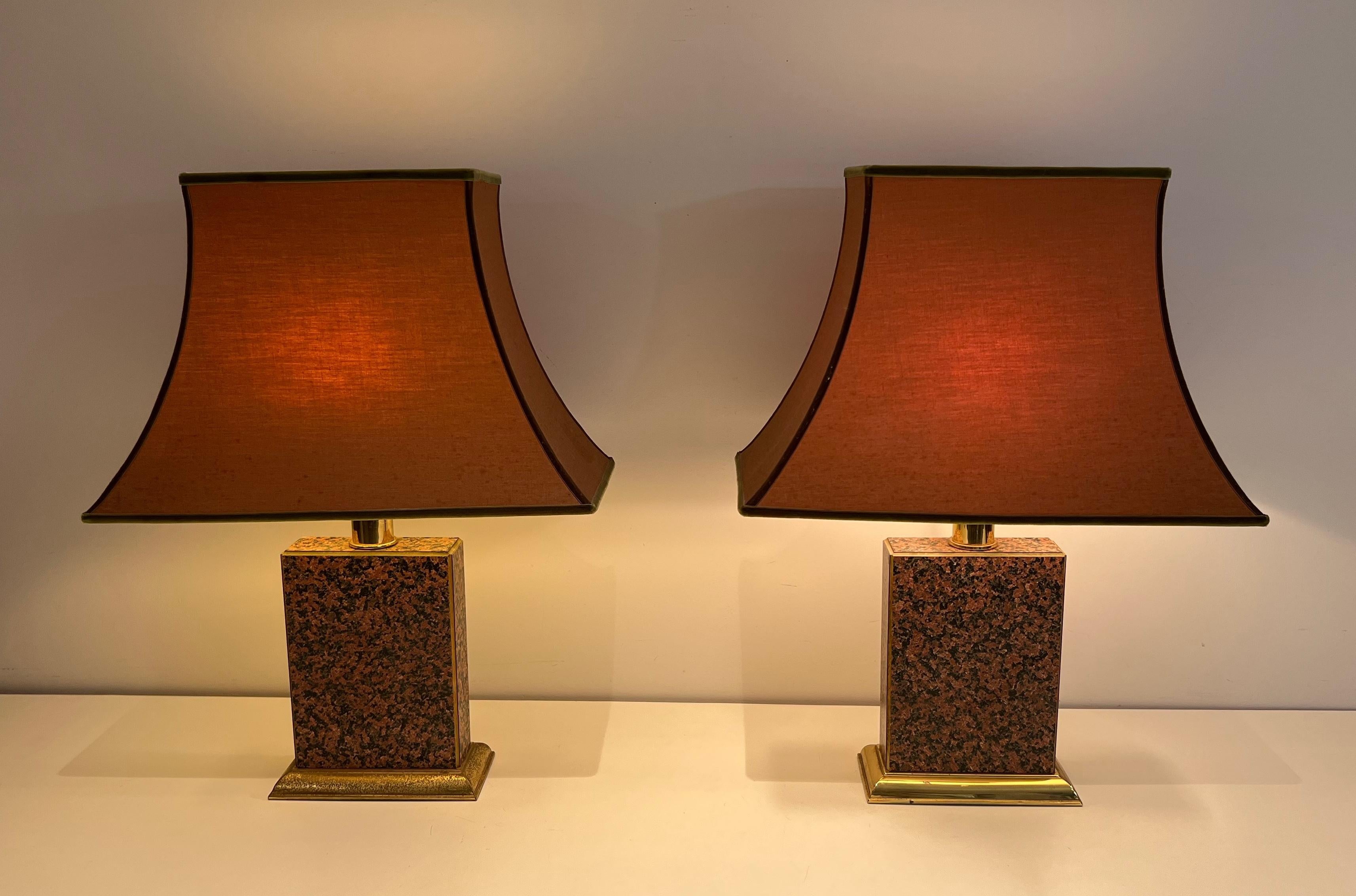Coppia di lampade in stile cinese in legno stampato e metallo dorato con paralume a pagoda in vendita 12