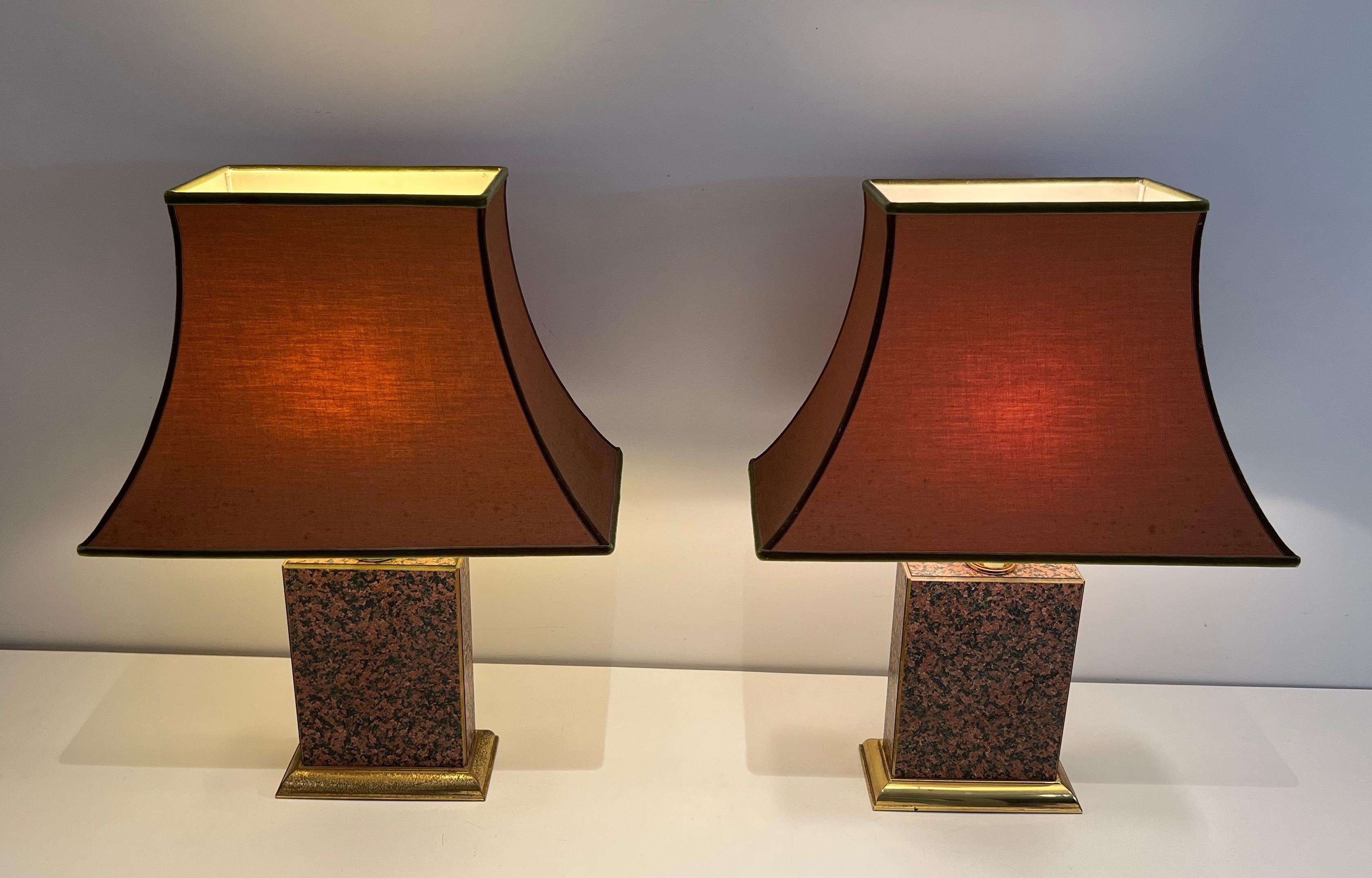 Mid-Century moderno Coppia di lampade in stile cinese in legno stampato e metallo dorato con paralume a pagoda in vendita