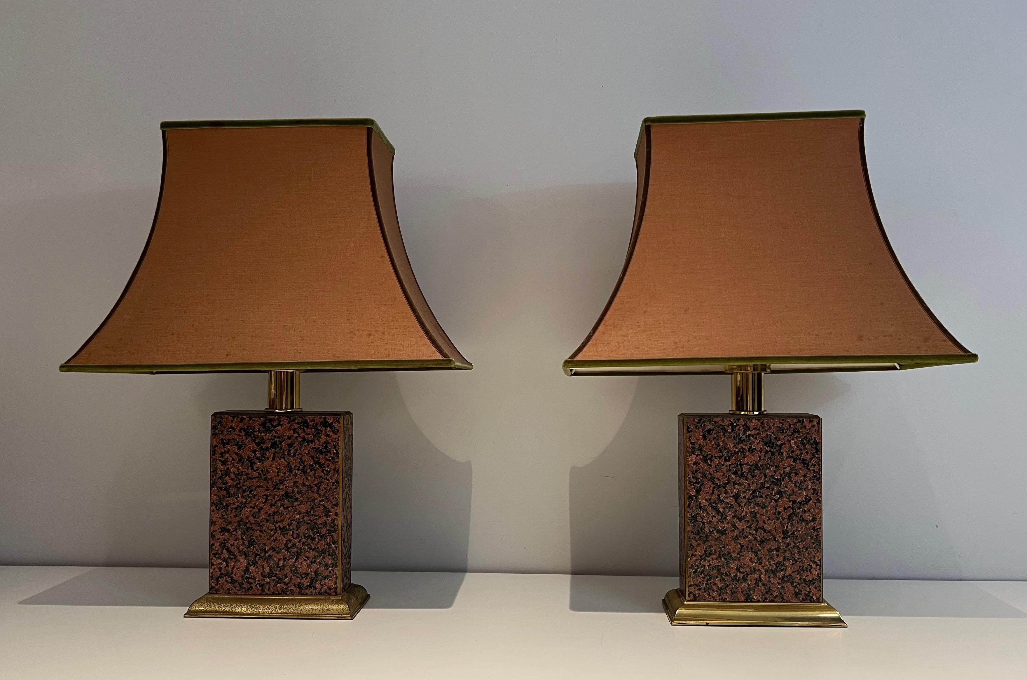 Francese Coppia di lampade in stile cinese in legno stampato e metallo dorato con paralume a pagoda in vendita