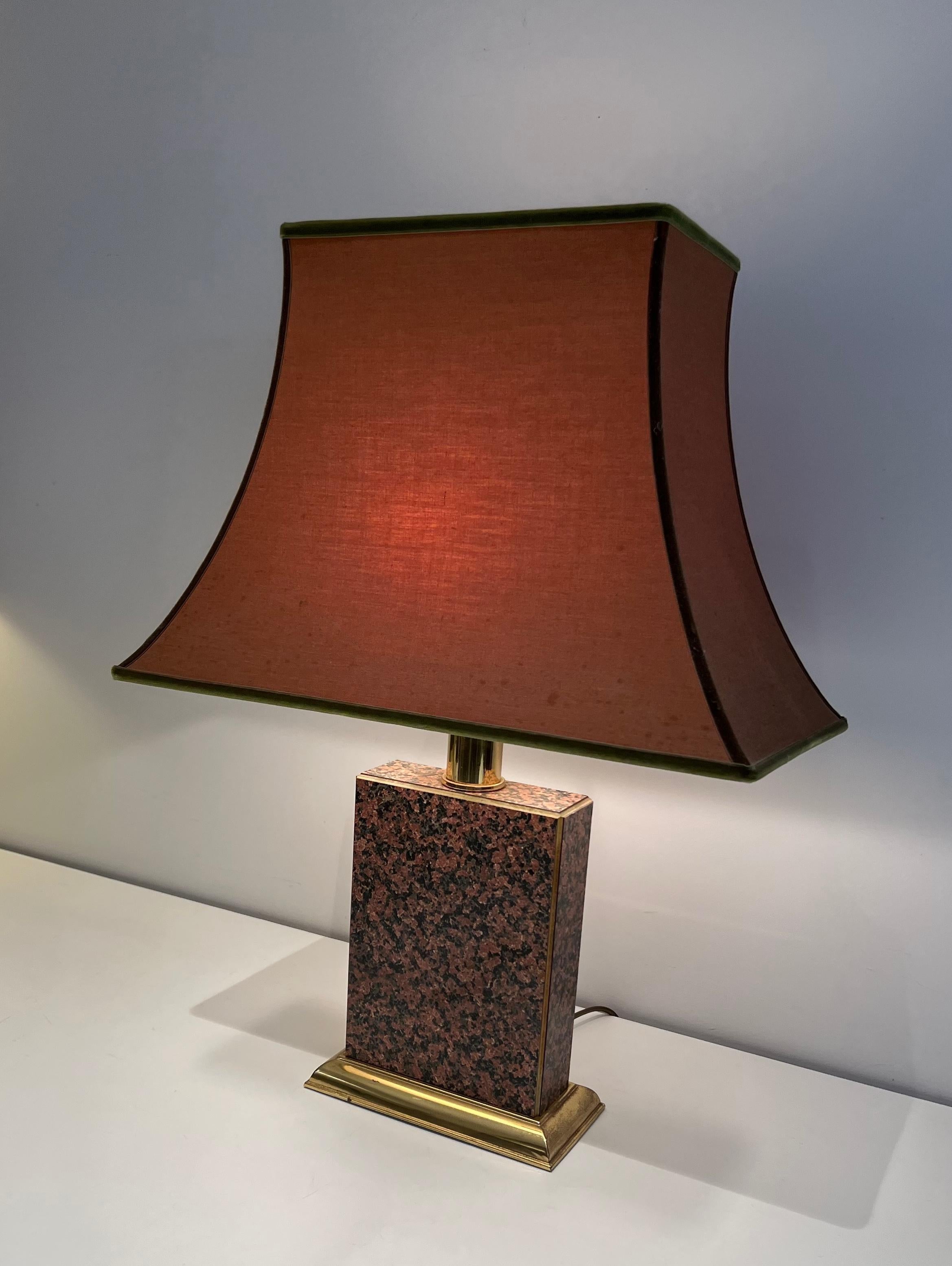 Dipinto Coppia di lampade in stile cinese in legno stampato e metallo dorato con paralume a pagoda in vendita