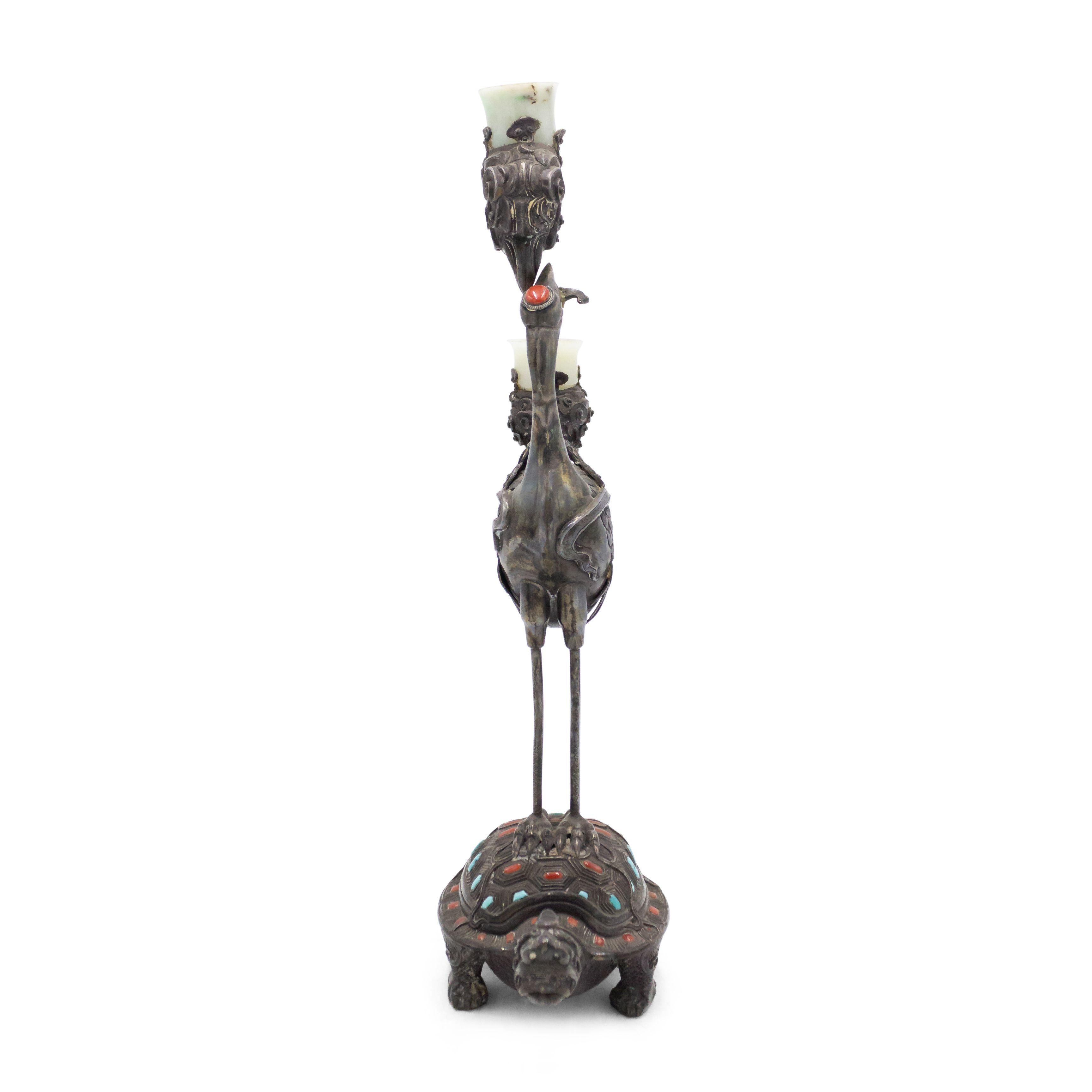 Paire de candélabres à deux bras en argent de style asiatique chinois (19e siècle) représentant un héron debout sur une tortue, avec incrustation d'émail turquoise et rouille. (PRIX PAR PAIRE).
 