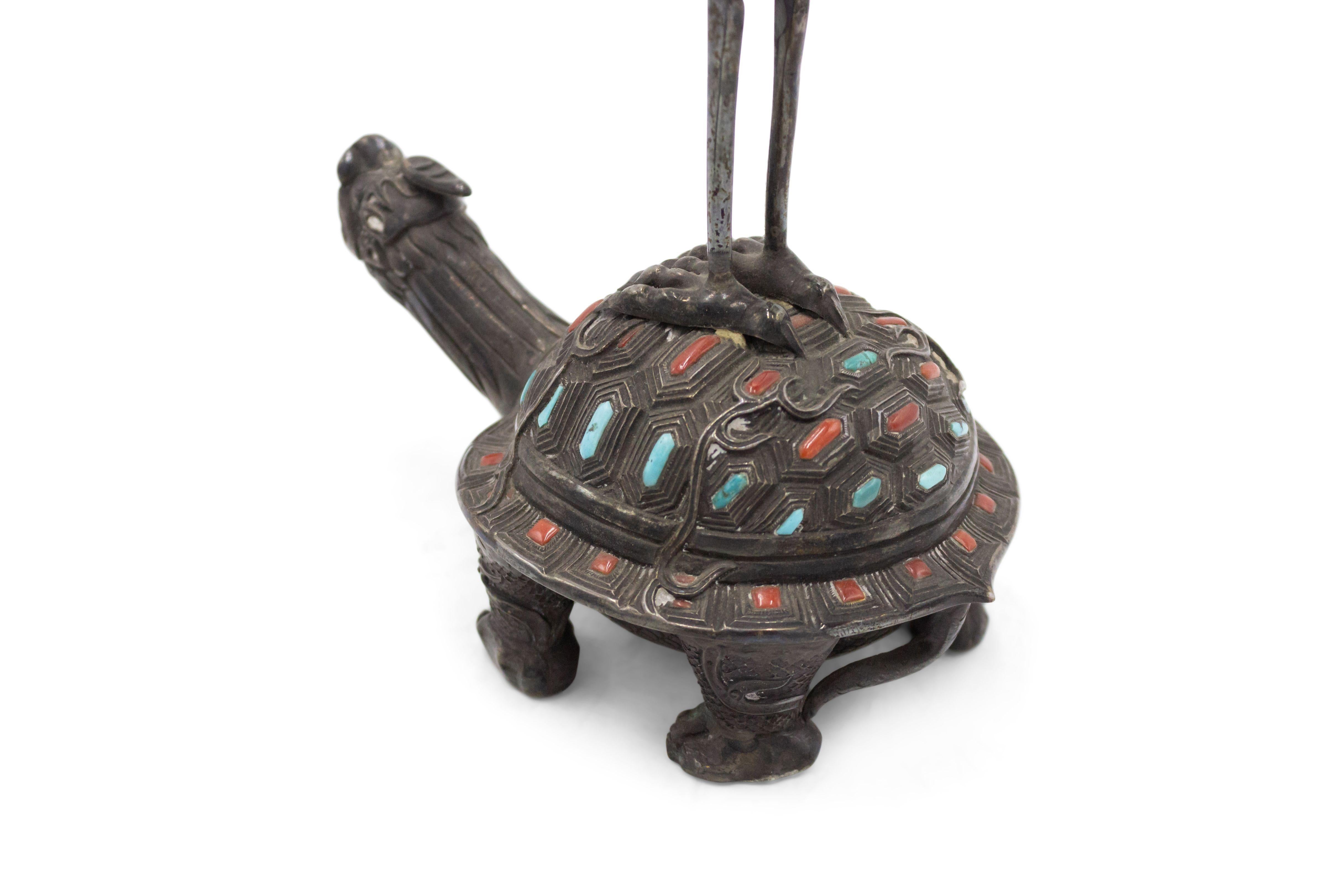 XIXe siècle Paire de candélabres de style chinois en argent avec héron et tortue en vente
