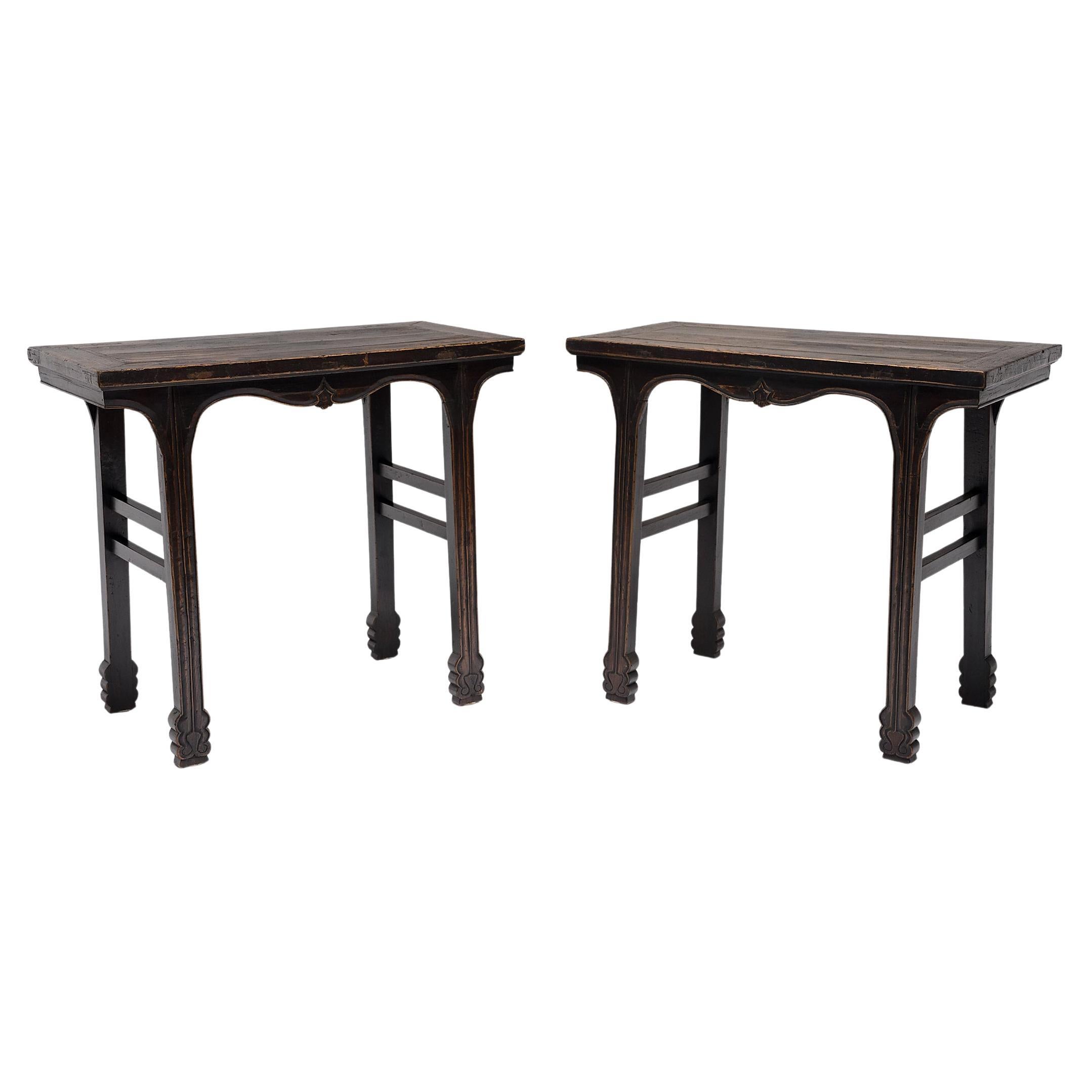 Coppia di tavoli da vino cinesi con gambe a spada, 1850 ca.