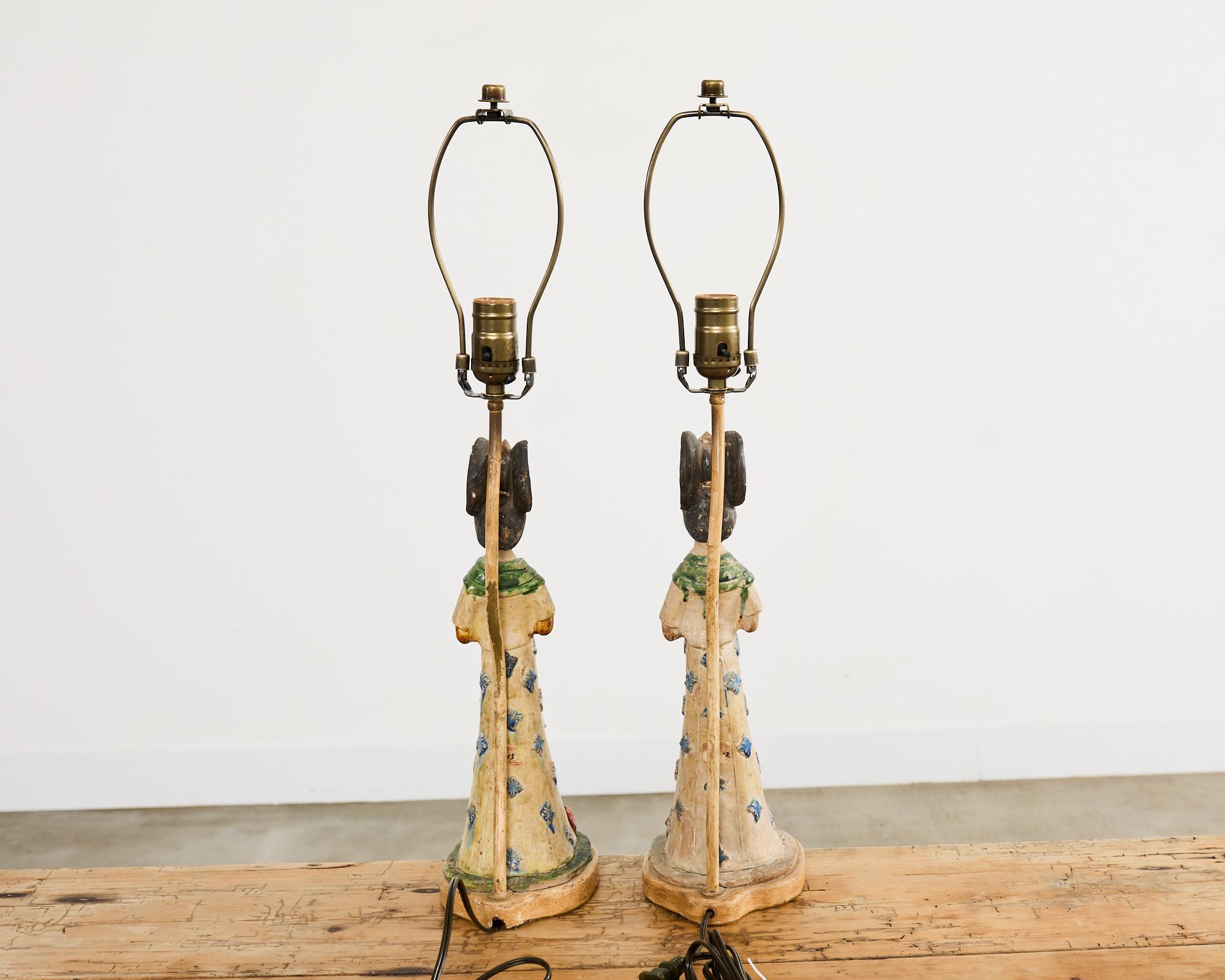 Pareja de lámparas de sobremesa chinas de cerámica figurada estilo Tang Dynasty en venta 3
