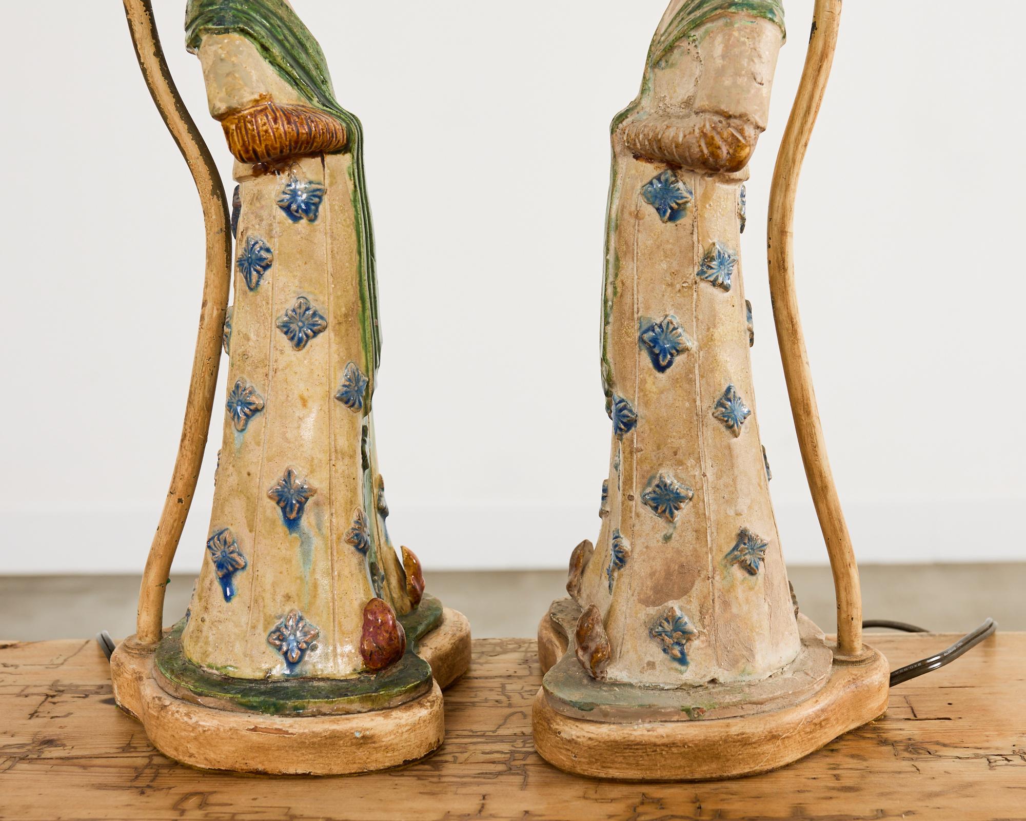 Pareja de lámparas de sobremesa chinas de cerámica figurada estilo Tang Dynasty en venta 5