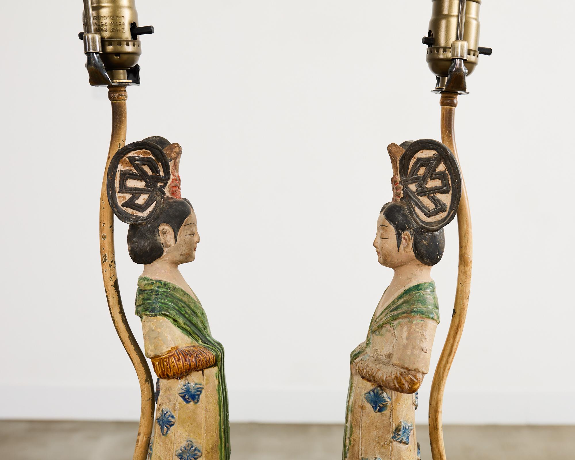 Pareja de lámparas de sobremesa chinas de cerámica figurada estilo Tang Dynasty en venta 6