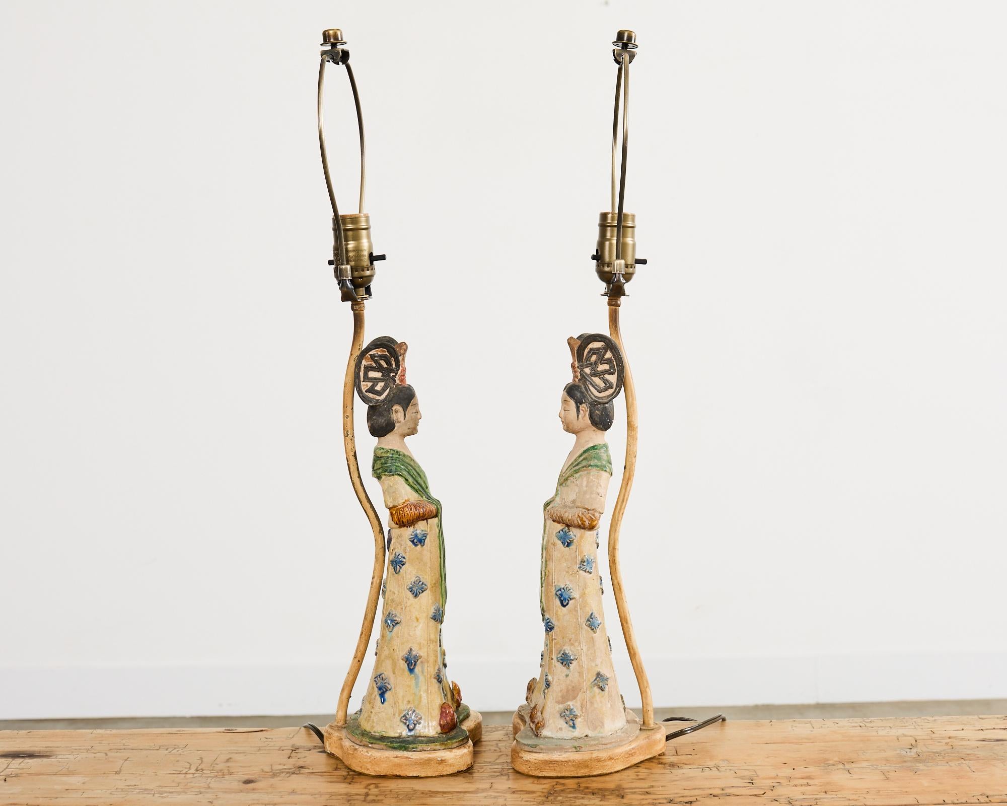 Pareja de lámparas de sobremesa chinas de cerámica figurada estilo Tang Dynasty en venta 7