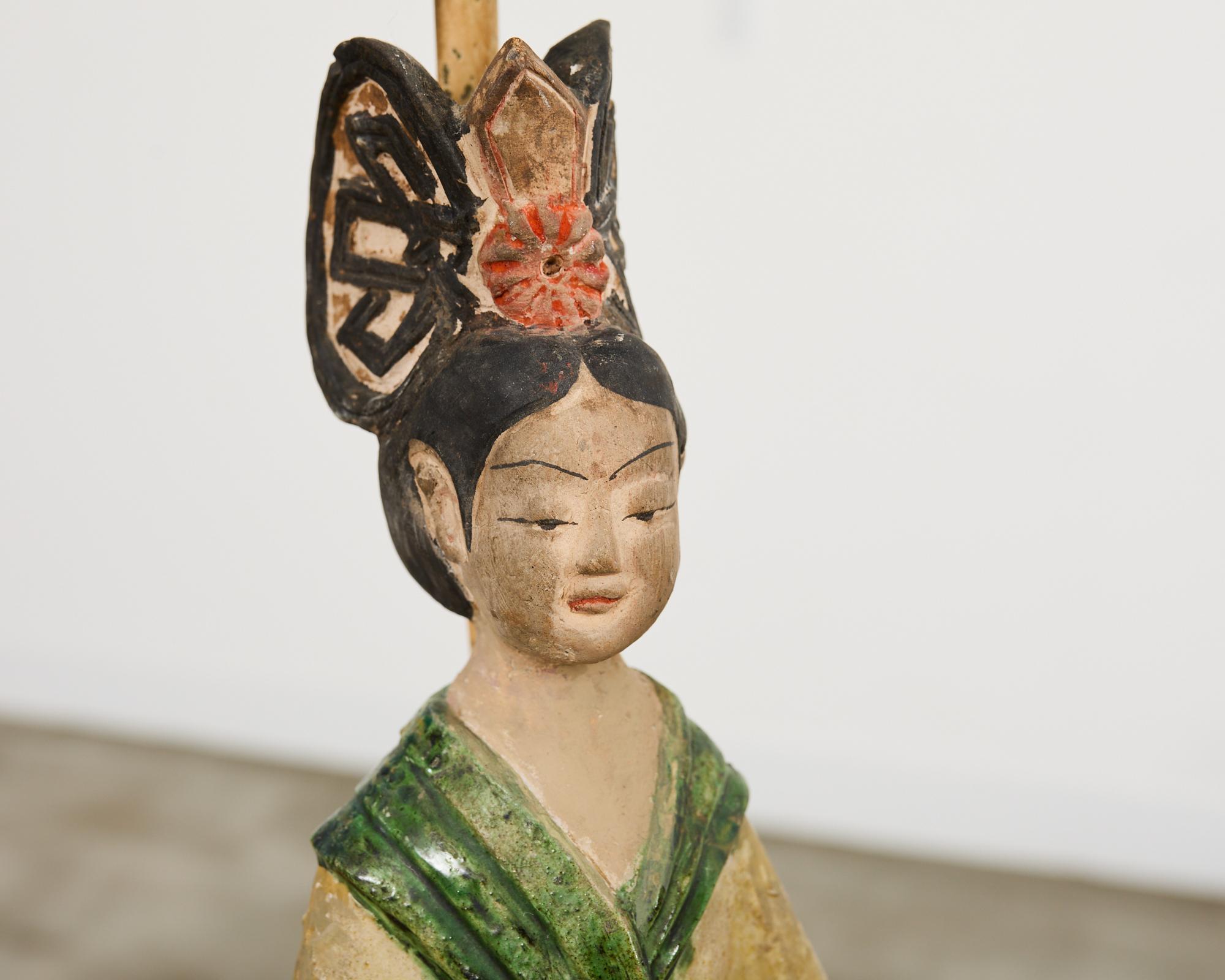 Pareja de lámparas de sobremesa chinas de cerámica figurada estilo Tang Dynasty en venta 8
